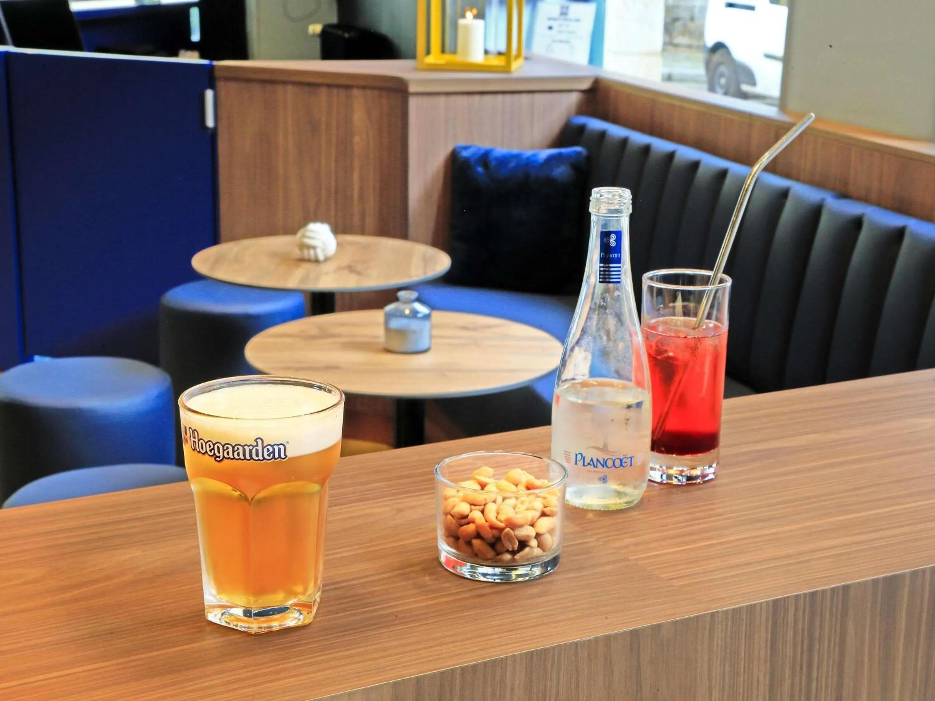 Lounge or bar in ibis Styles Saint Malo Centre Historique
