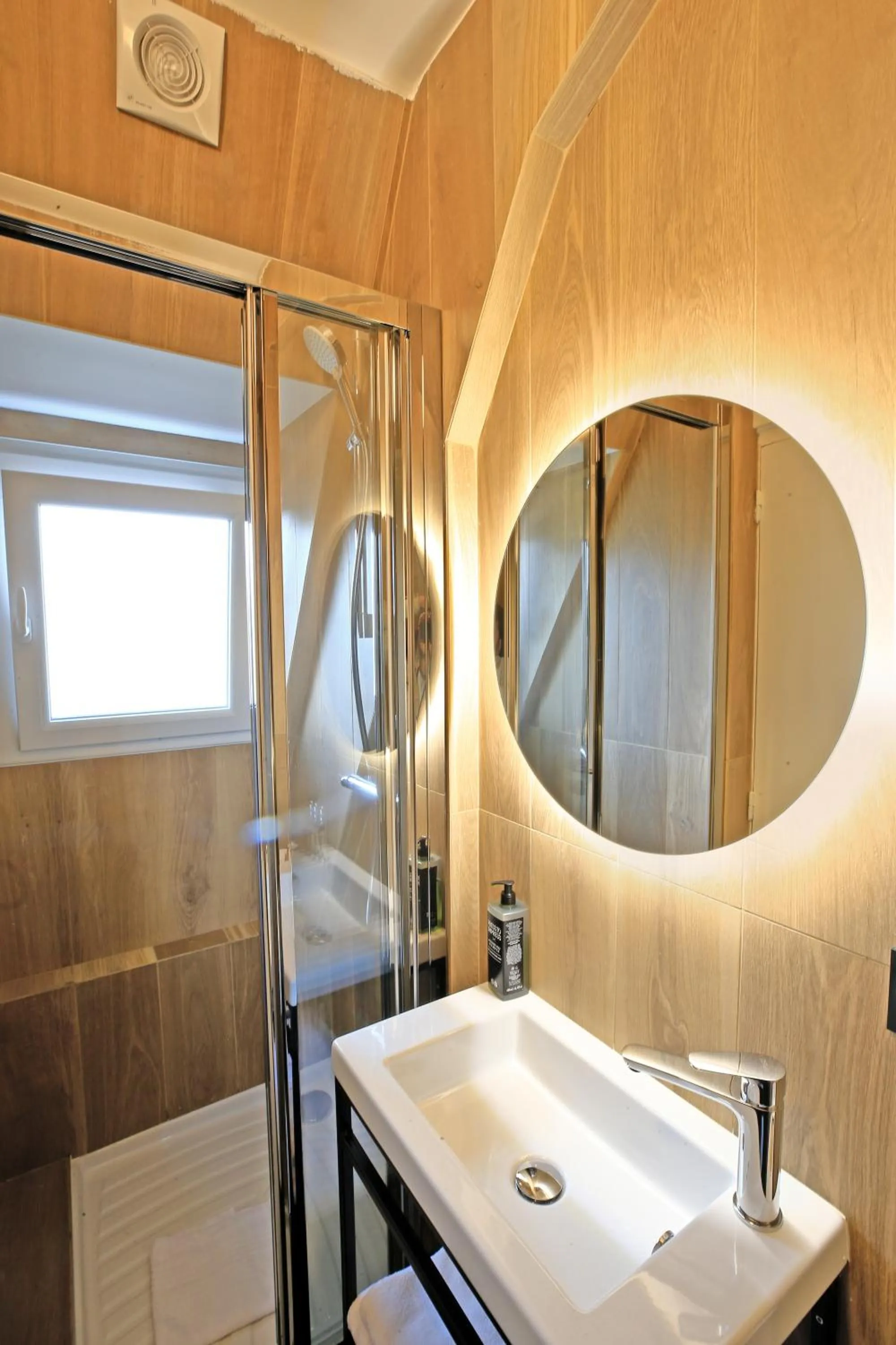 Shower in ibis Styles Saint Malo Centre Historique