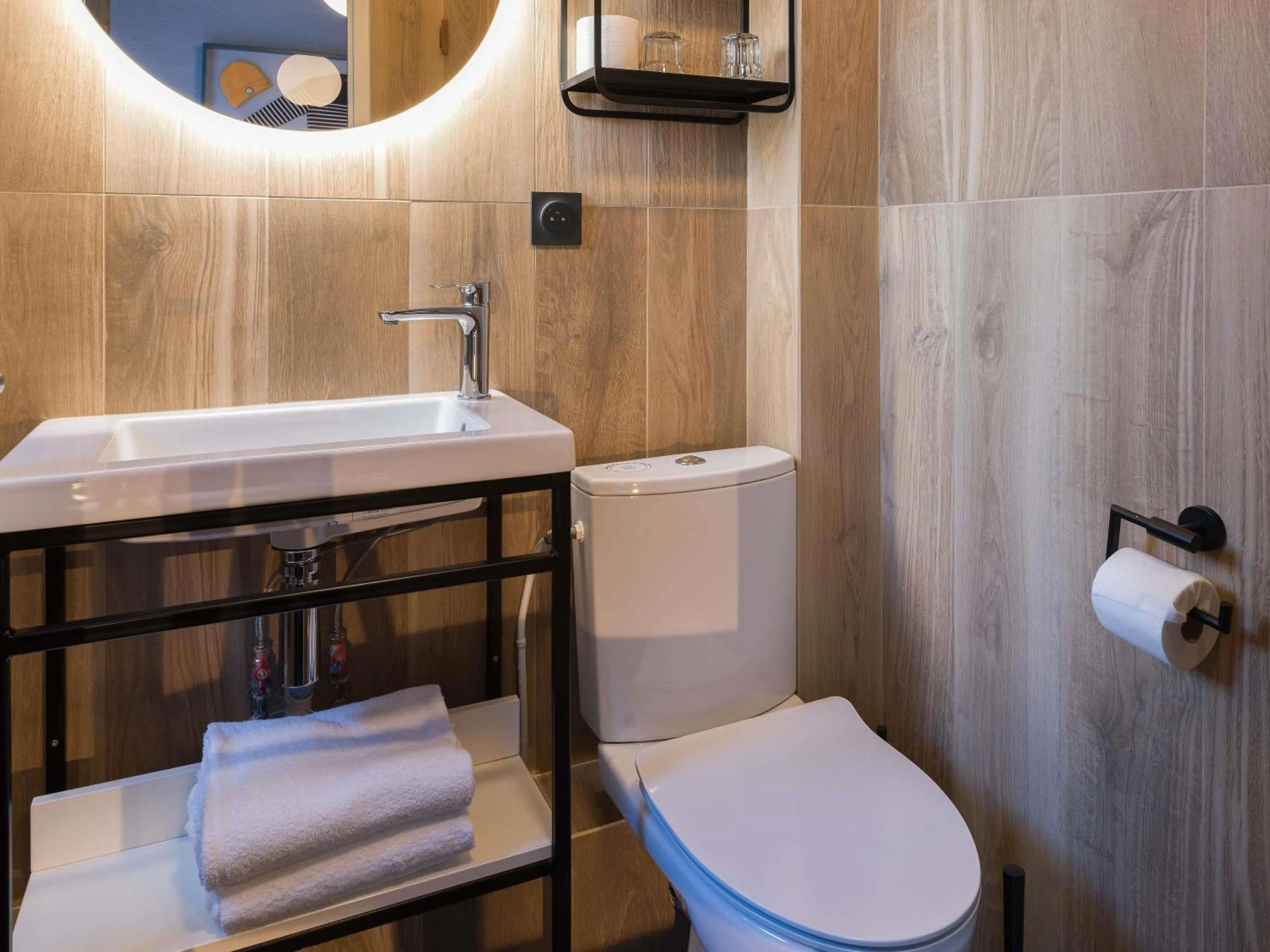 Bedroom in ibis Styles Saint Malo Centre Historique