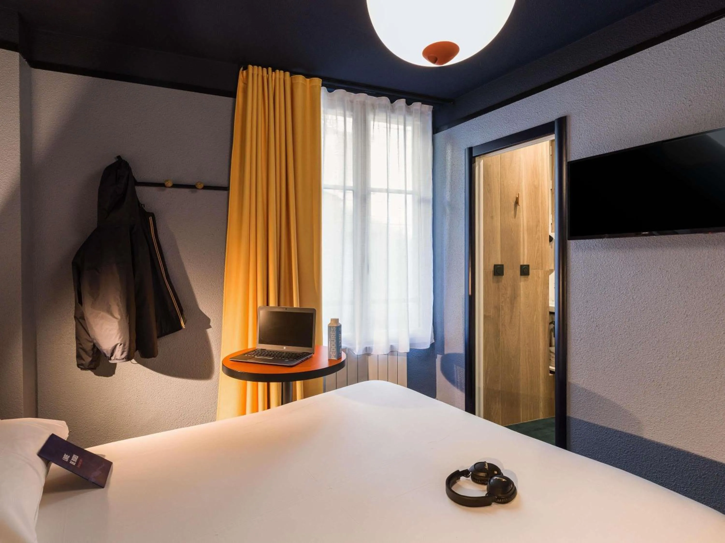 Bedroom, Bed in ibis Styles Saint Malo Centre Historique