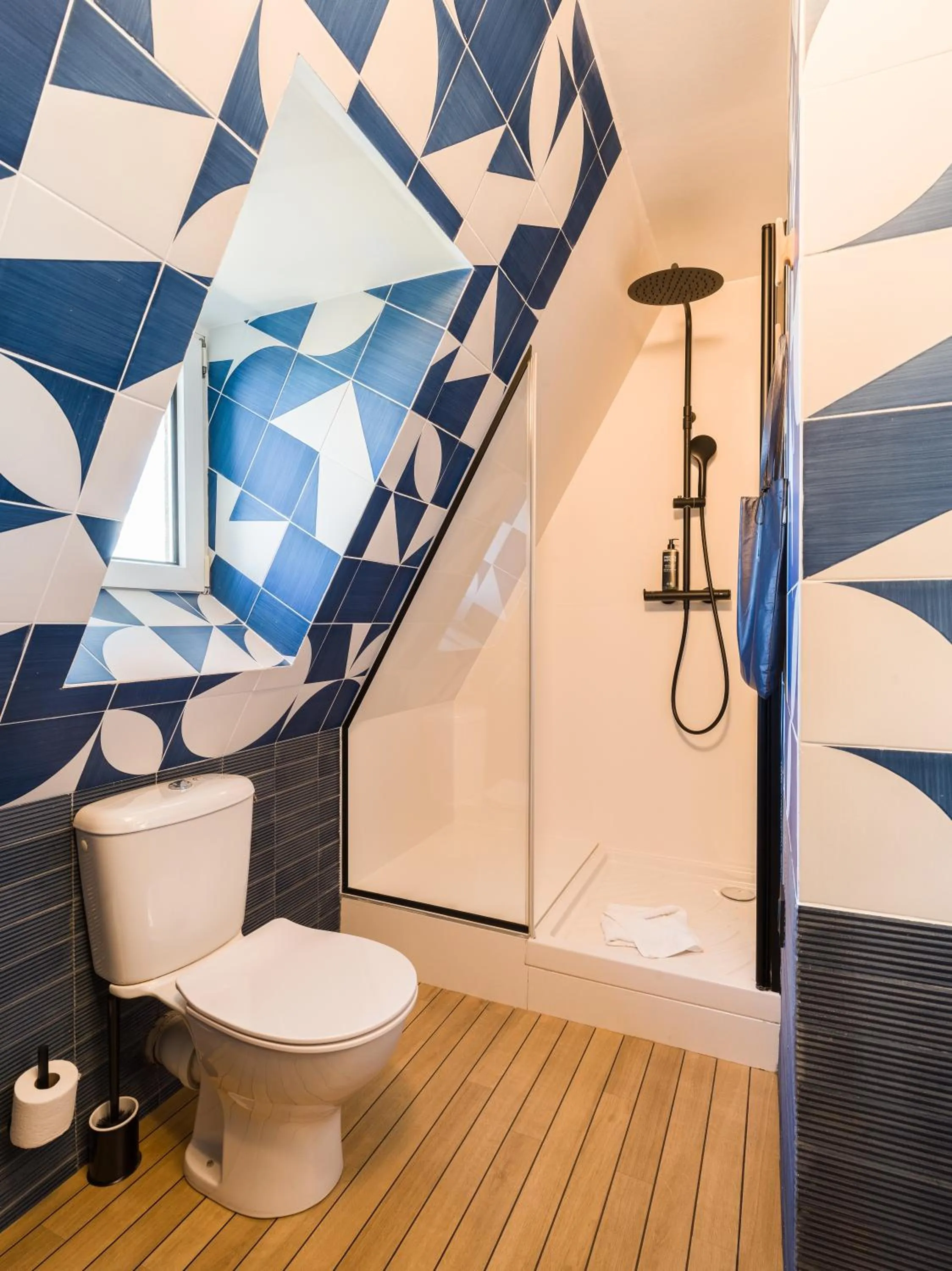 Bathroom in ibis Styles Saint Malo Centre Historique