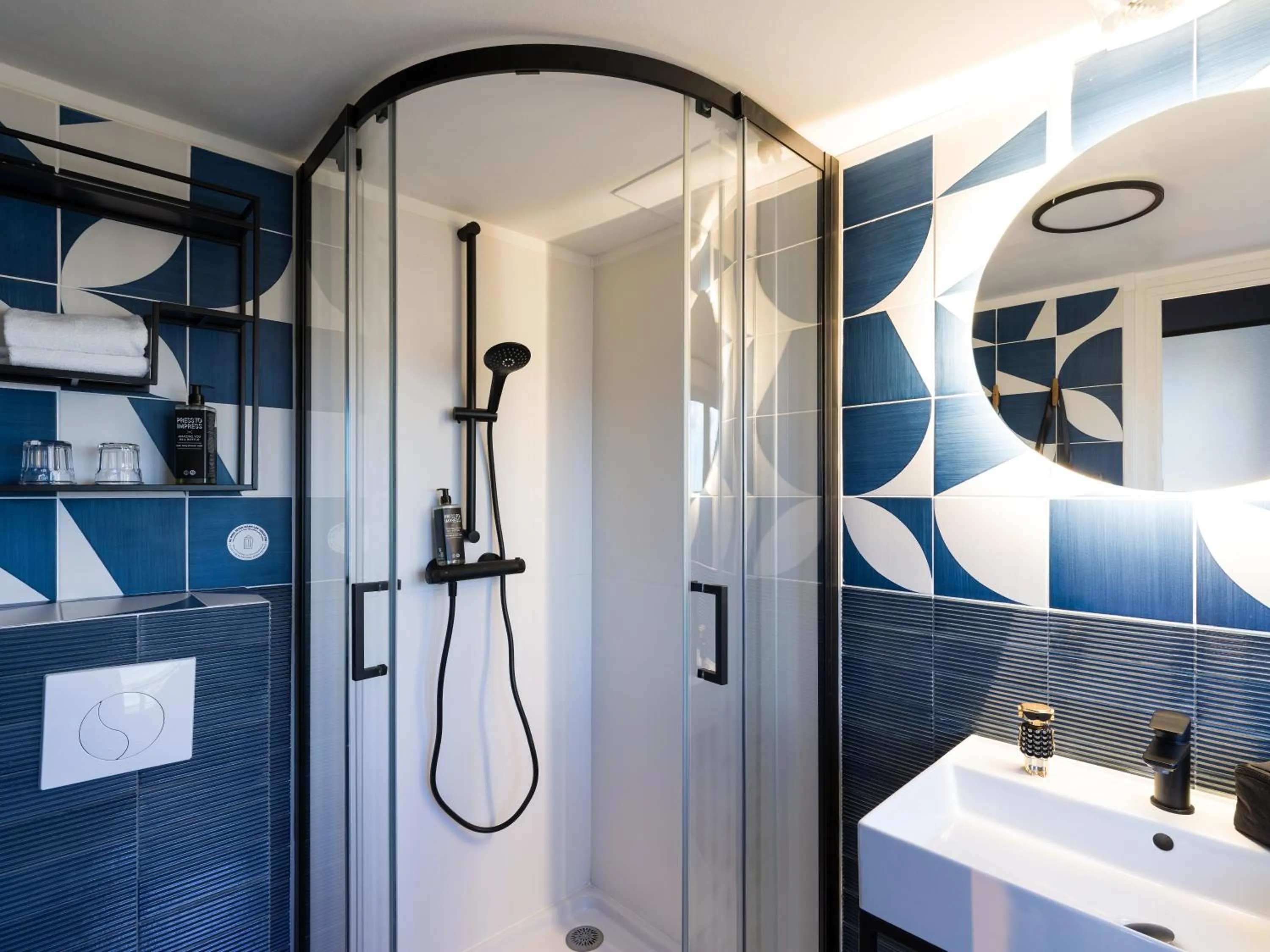 Shower in ibis Styles Saint Malo Centre Historique