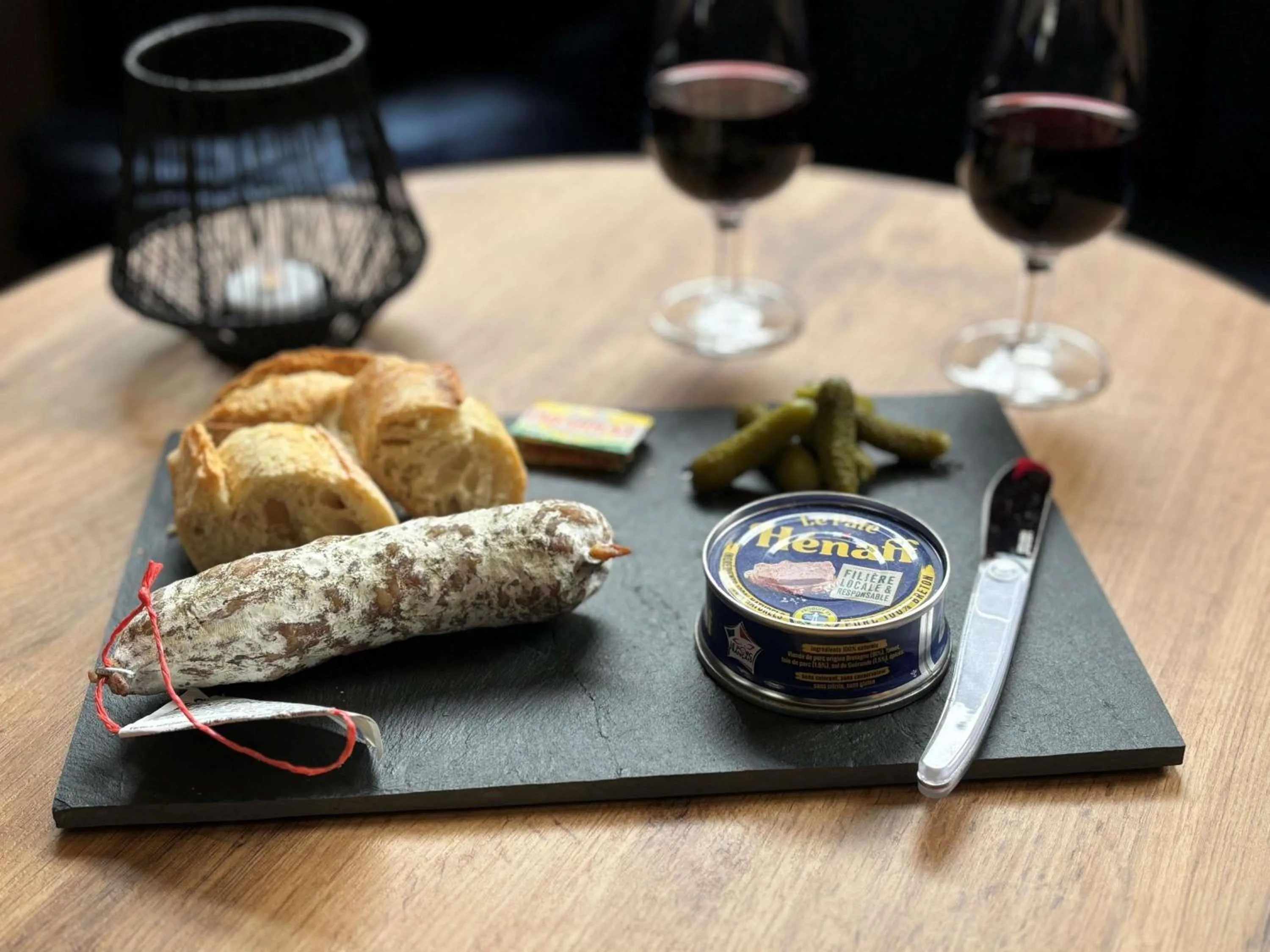 Lounge or bar in ibis Styles Saint Malo Centre Historique