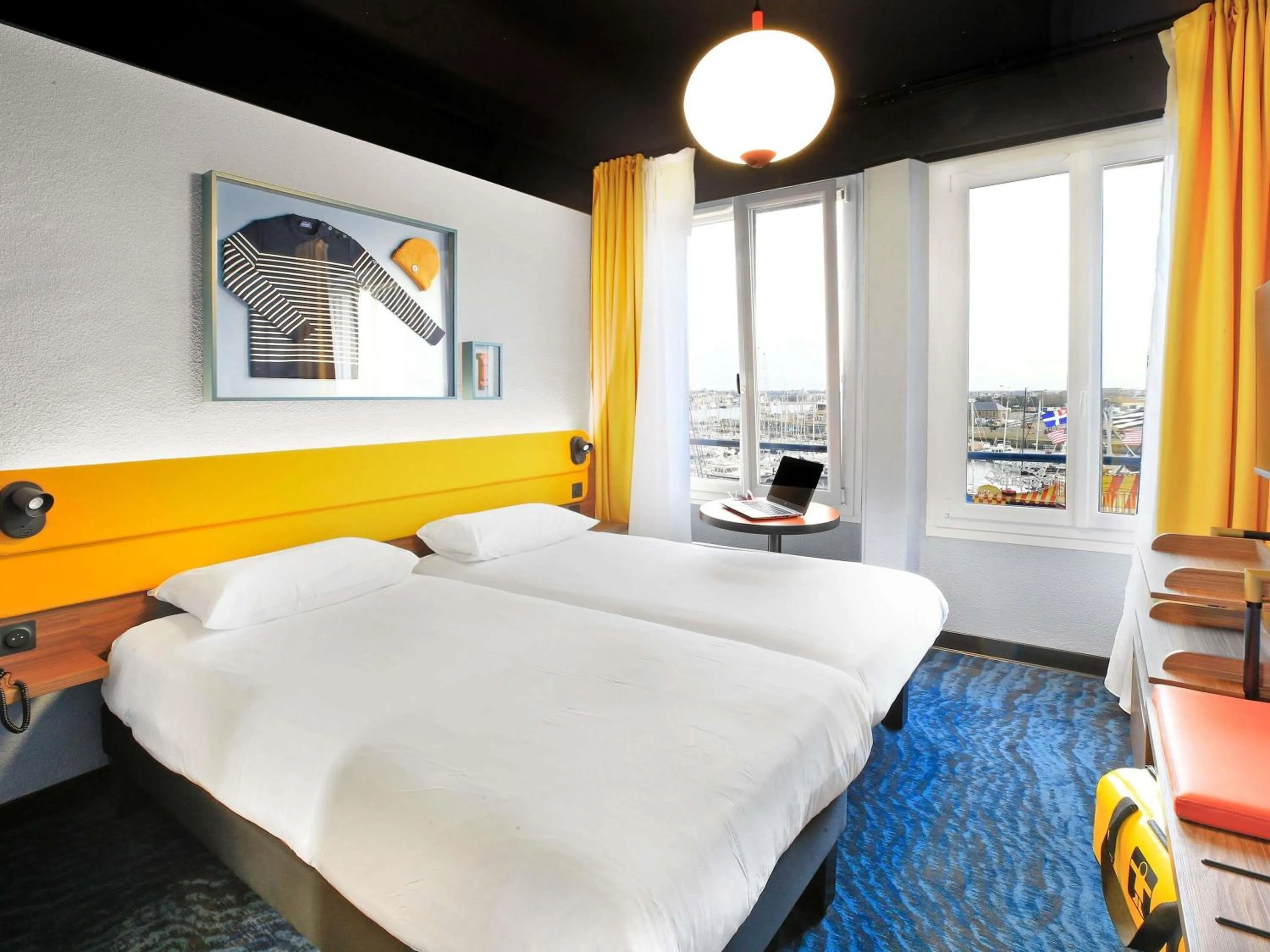 Twin Room with Harbor View in ibis Styles Saint Malo Centre Historique