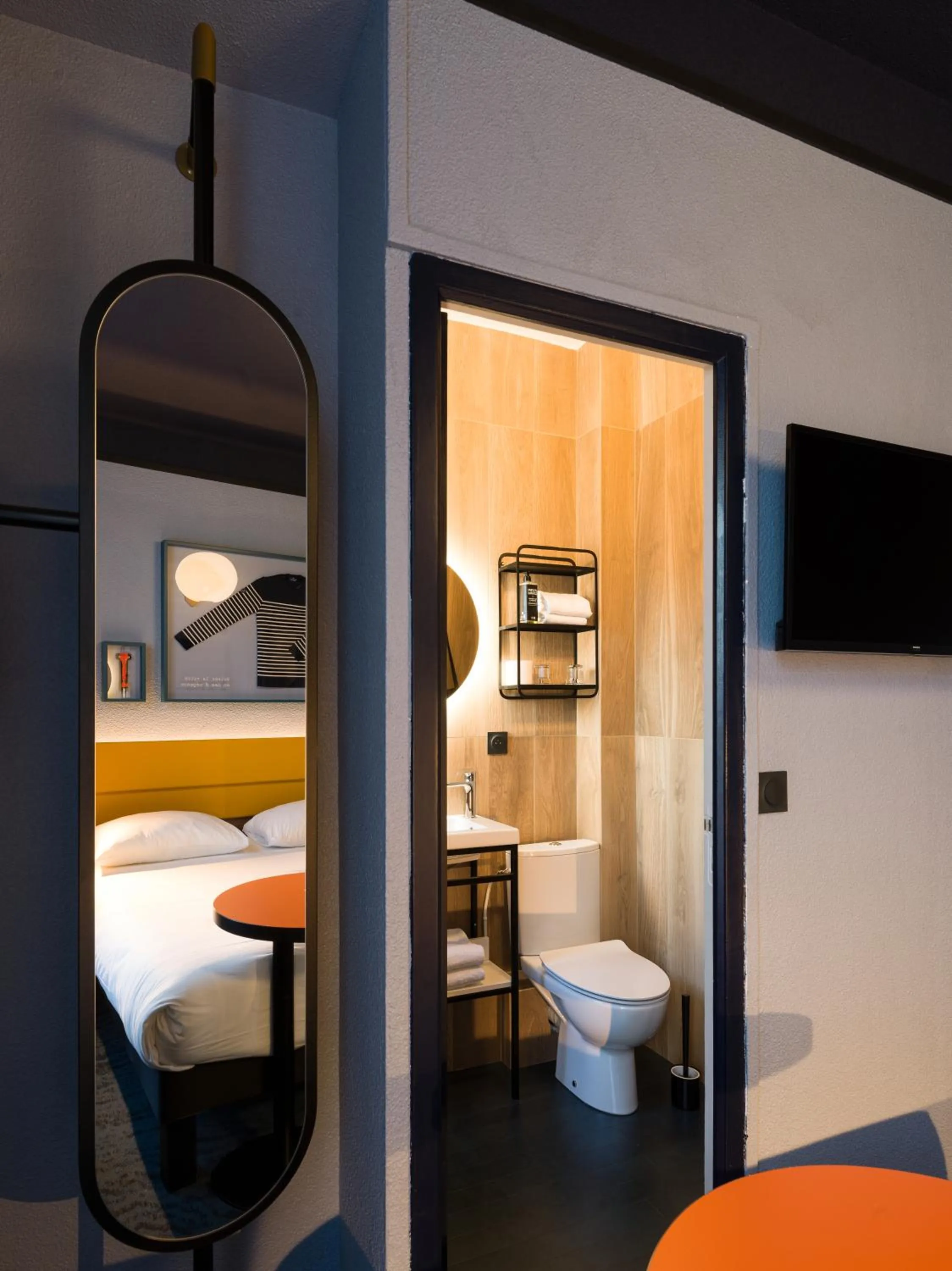 Bathroom, Bed in ibis Styles Saint Malo Centre Historique