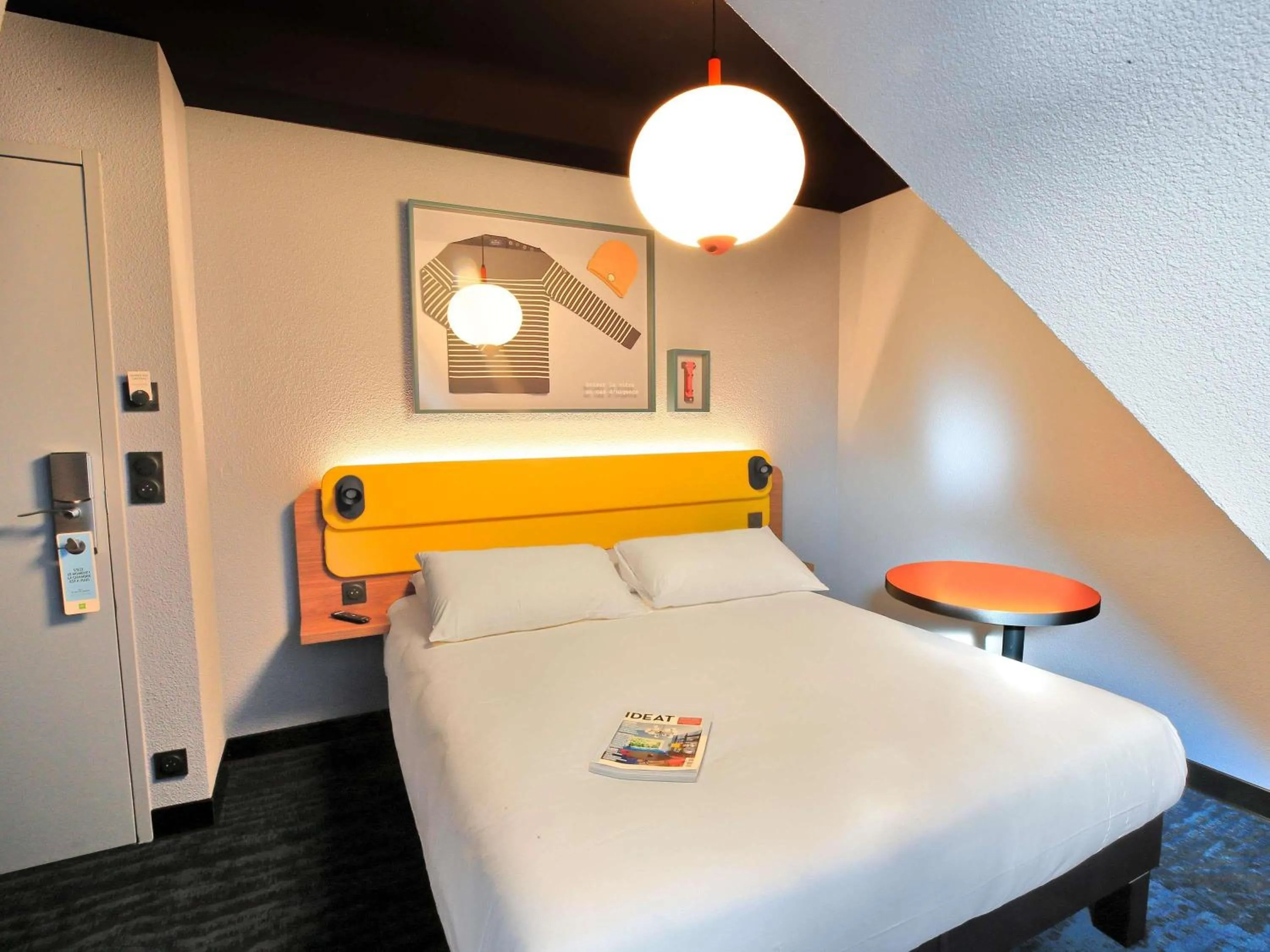 Bedroom, Bed in ibis Styles Saint Malo Centre Historique
