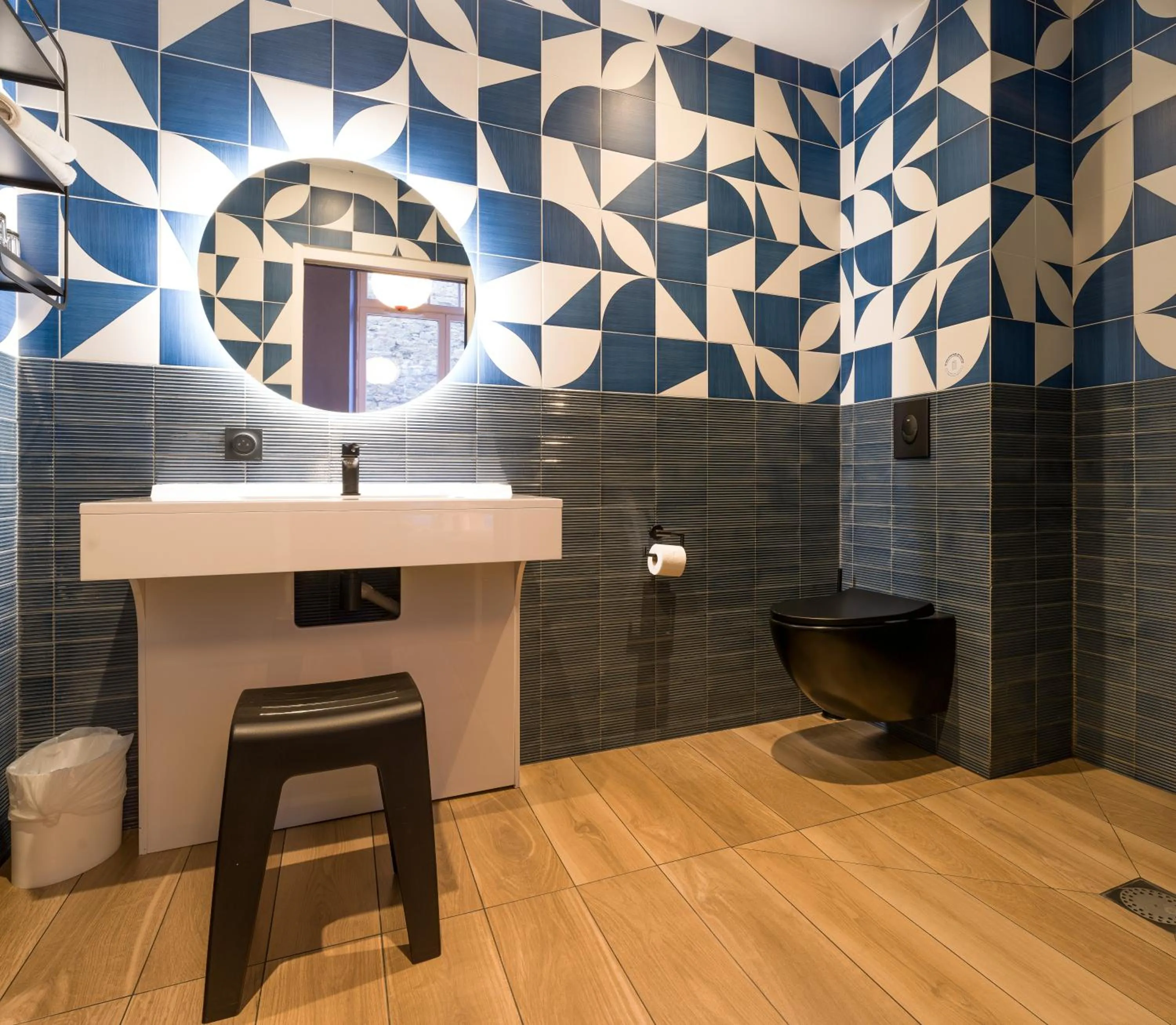 Toilet in ibis Styles Saint Malo Centre Historique