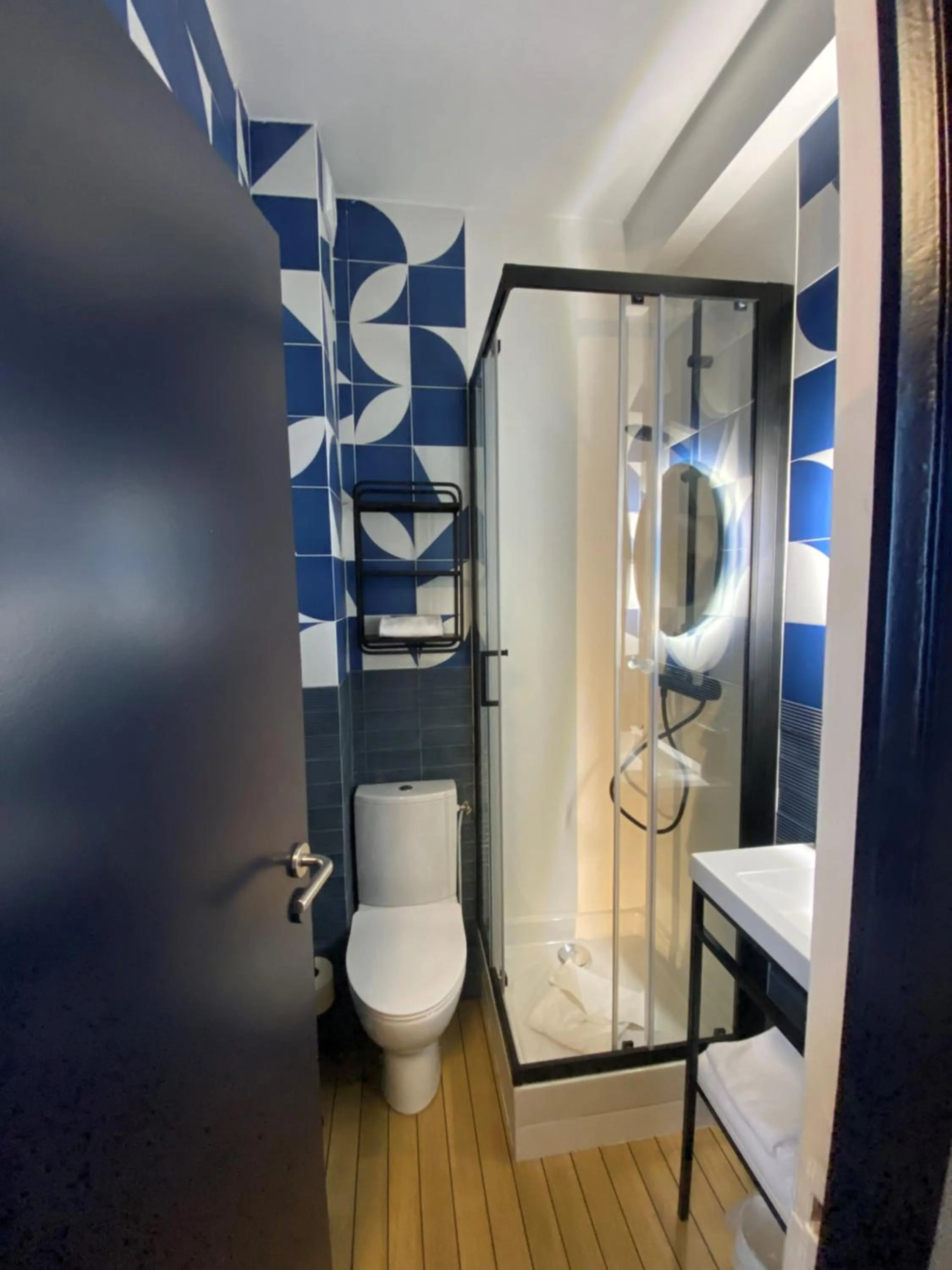 Shower in ibis Styles Saint Malo Centre Historique