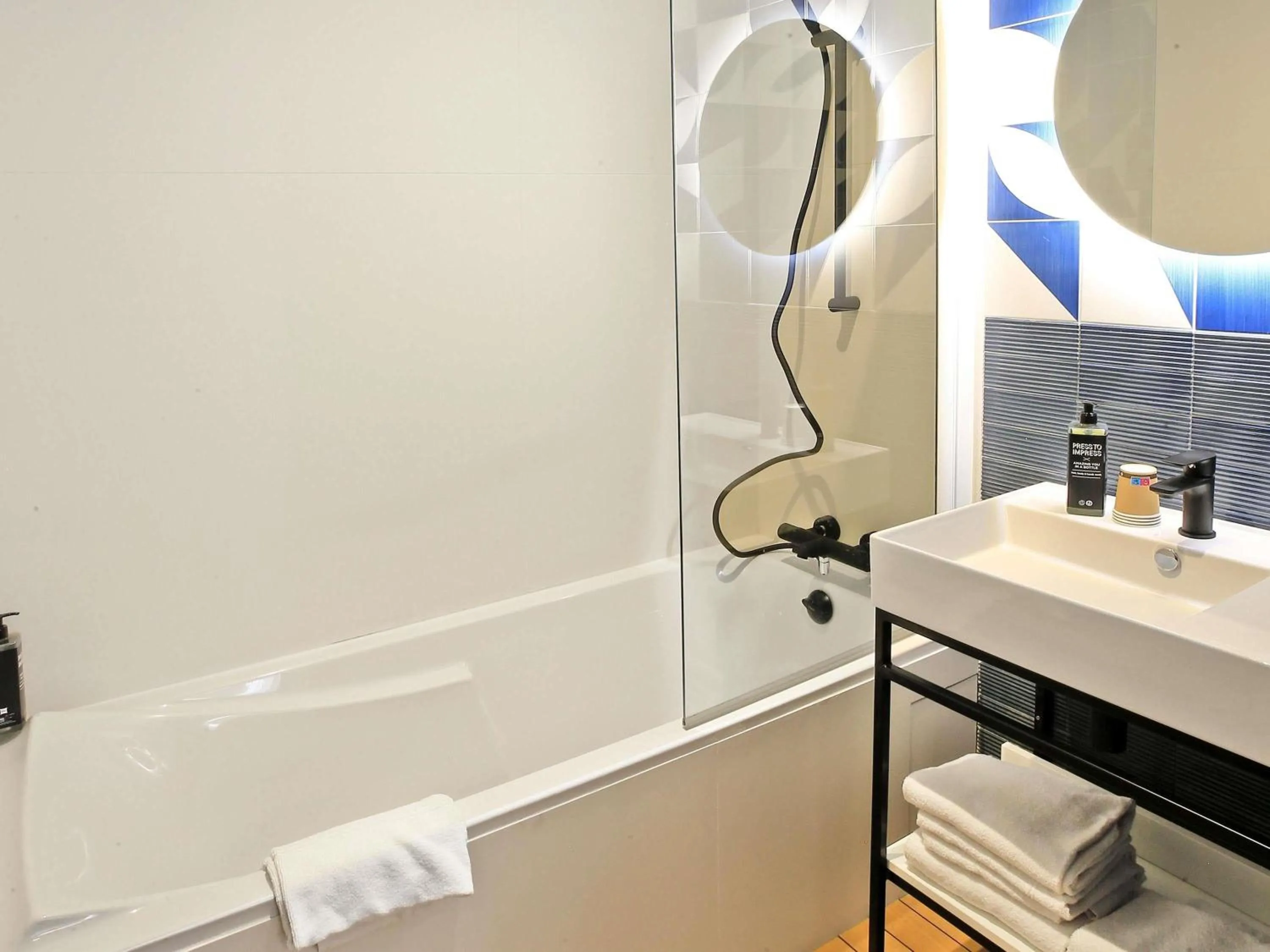 Bedroom in ibis Styles Saint Malo Centre Historique