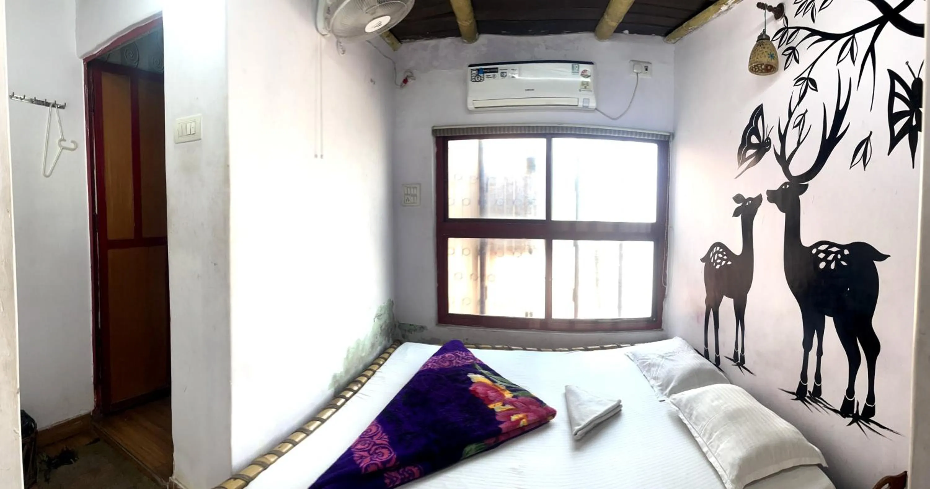 River view, Bed in Shri Guest House