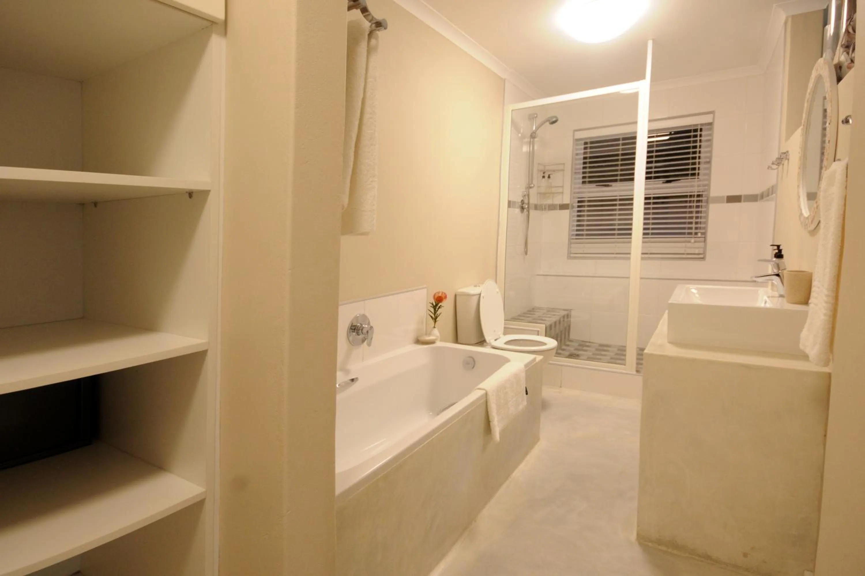 Bathroom in Rocklands Seaside Bed and Breakfast