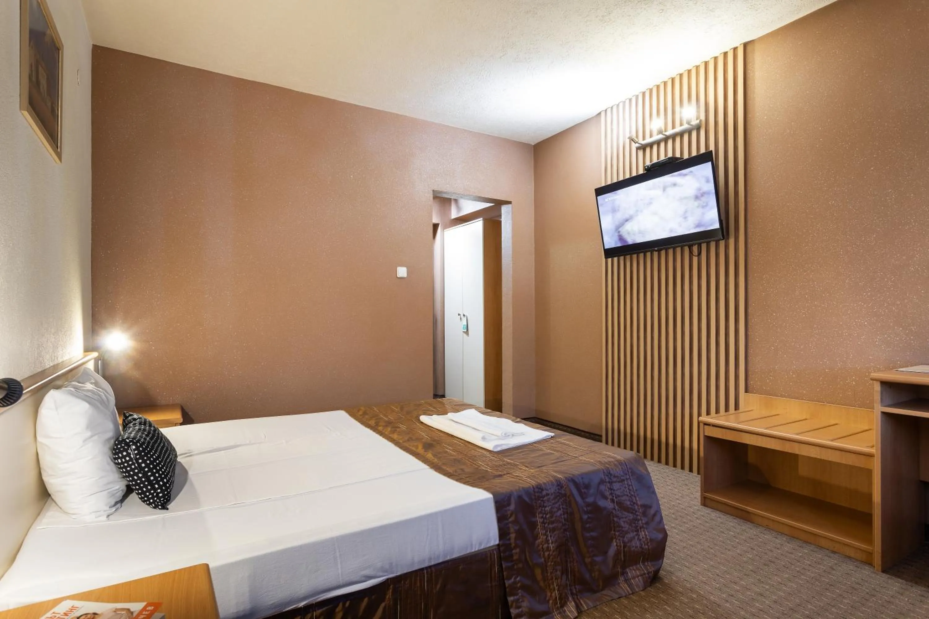 Bed in Hotel Brod - Free Parking