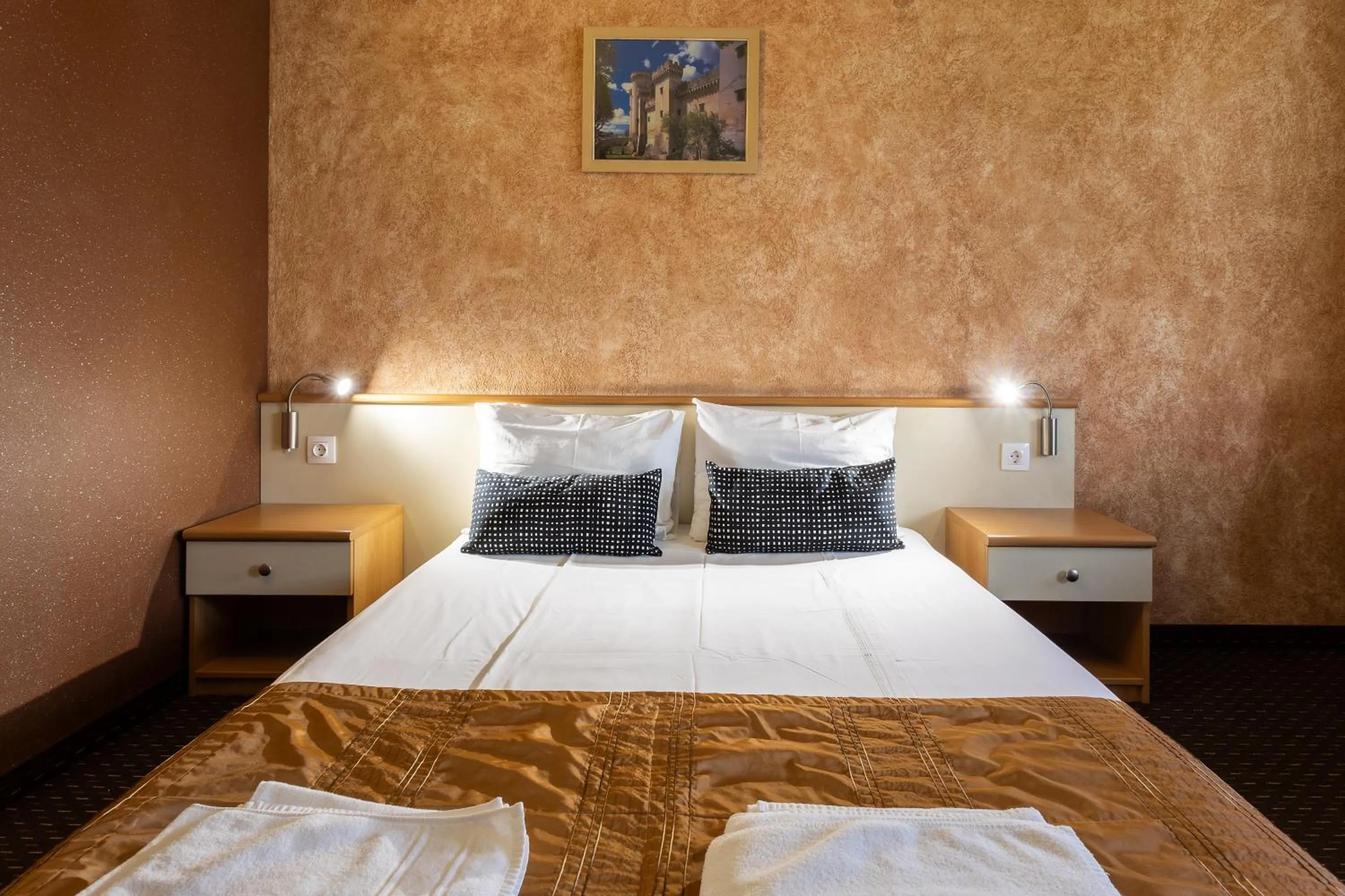 Bed in Hotel Brod - Free Parking