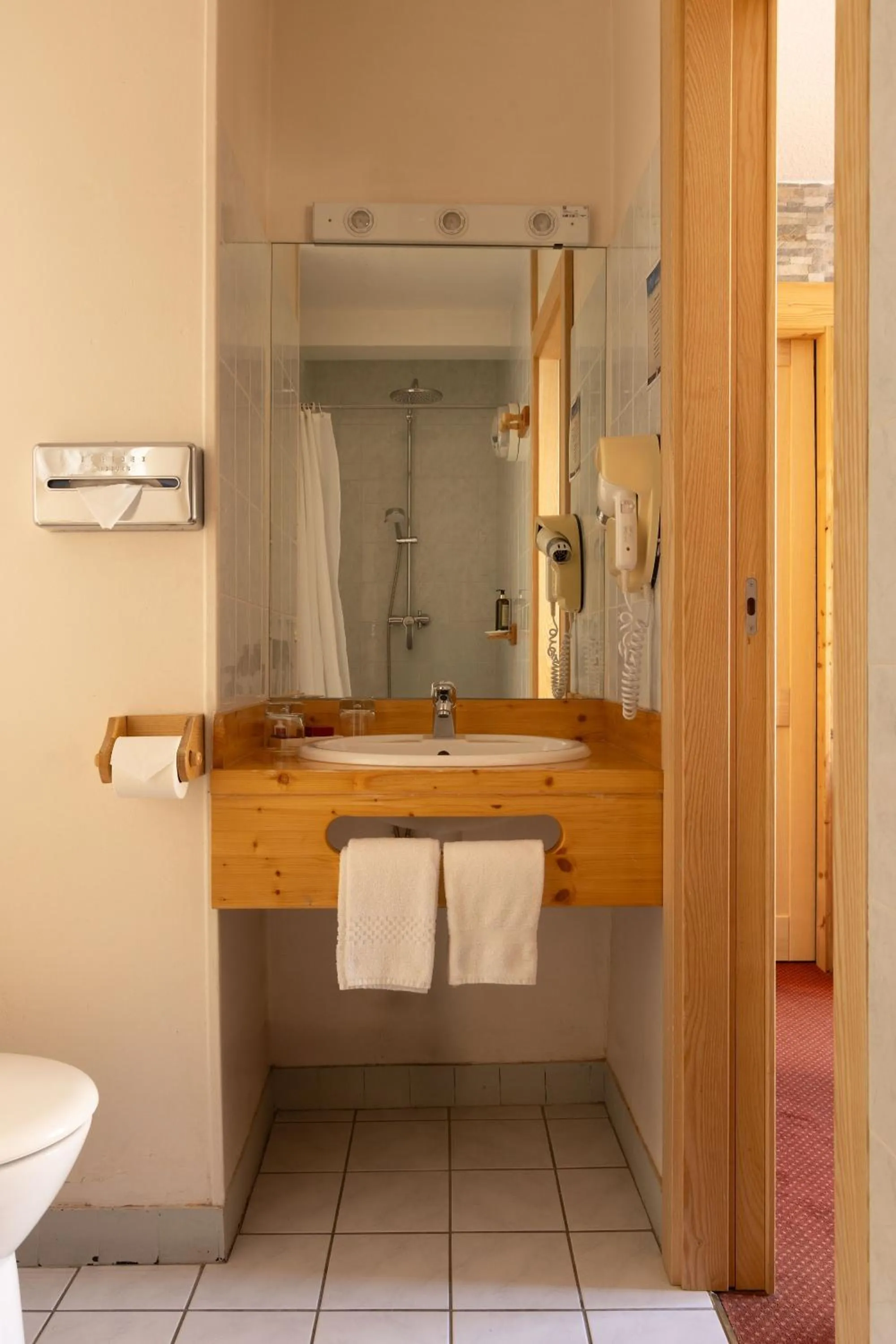 Shower in Le Castillan