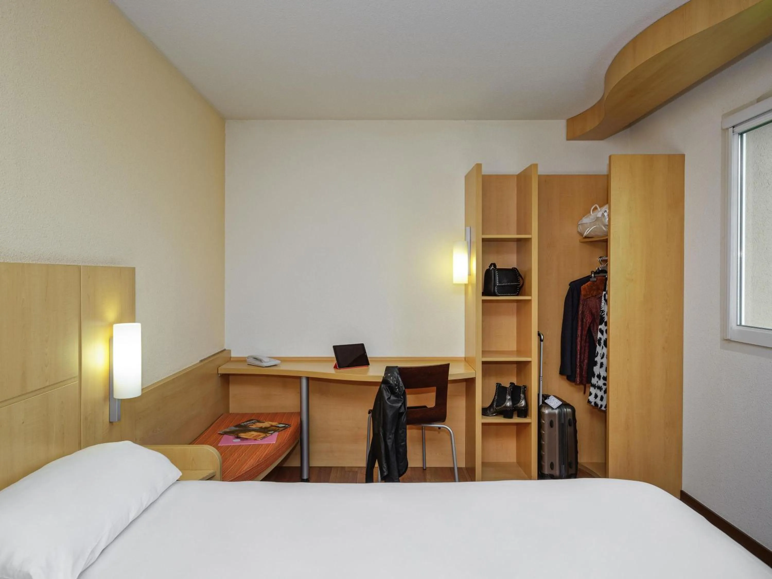 Bedroom, Bed in ibis Longwy Mexy