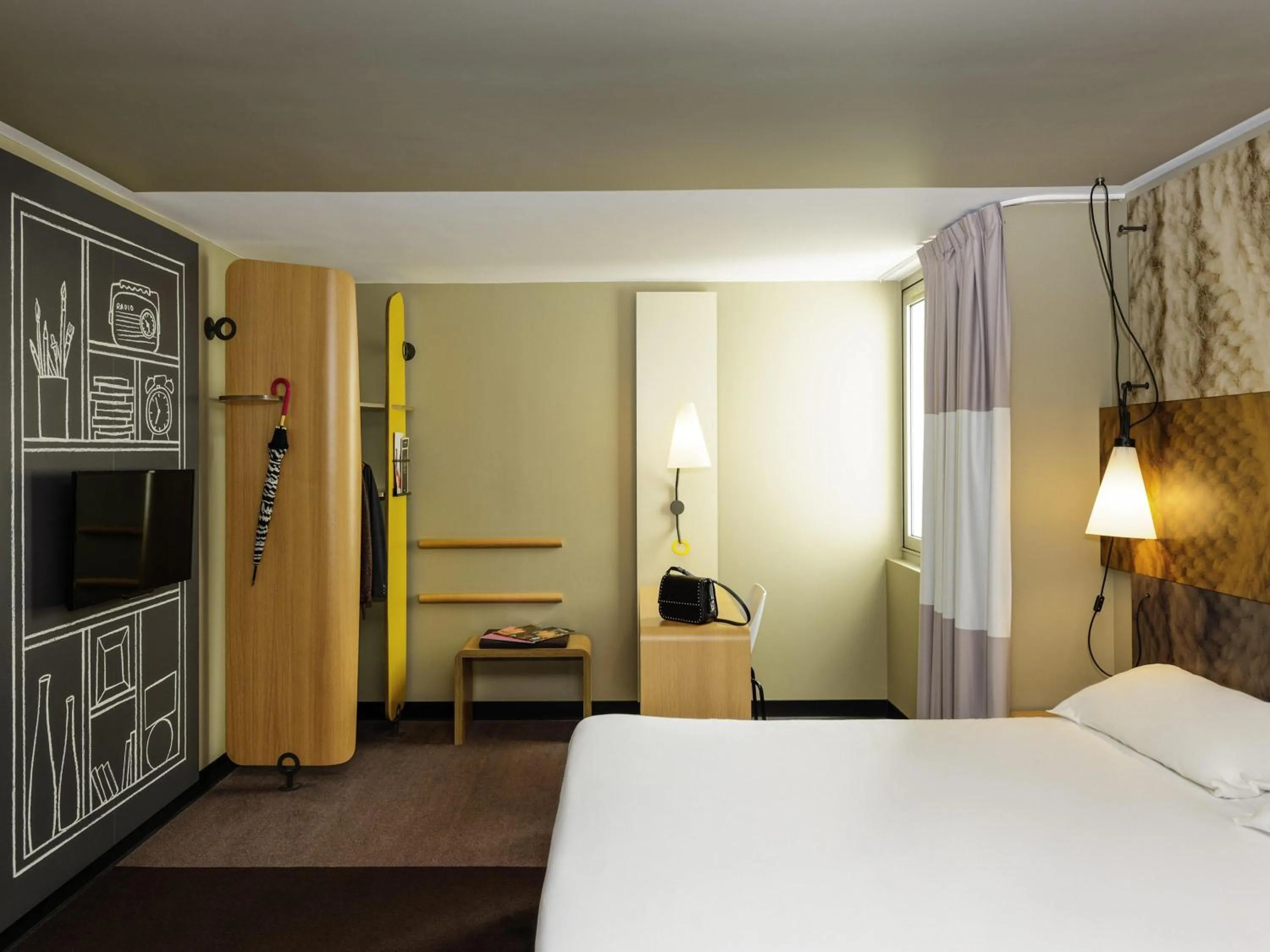 Bedroom, Bed in ibis Longwy Mexy