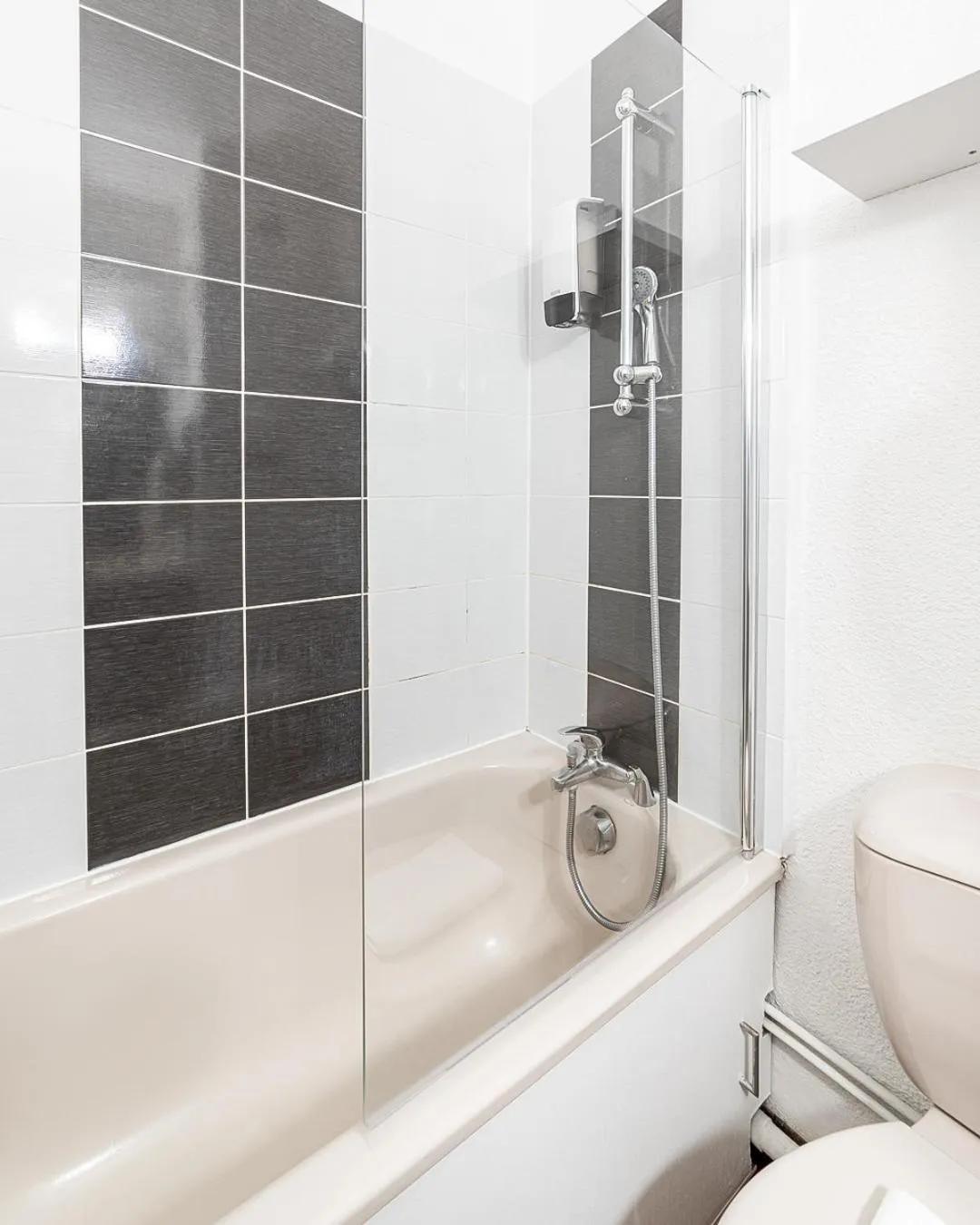 Bath in Hôtel Lapeyronie