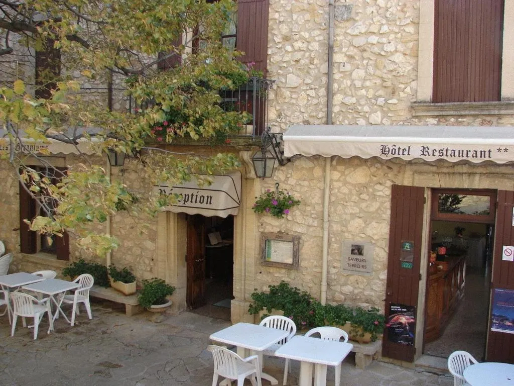 Facade/entrance in Logis Hôtel Restaurant Les Géraniums