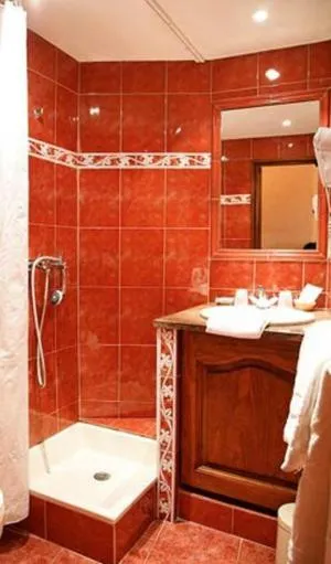 Bathroom in Logis Hôtel Restaurant Les Géraniums