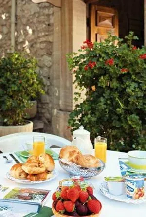 Food and drinks in Logis Hôtel Restaurant Les Géraniums