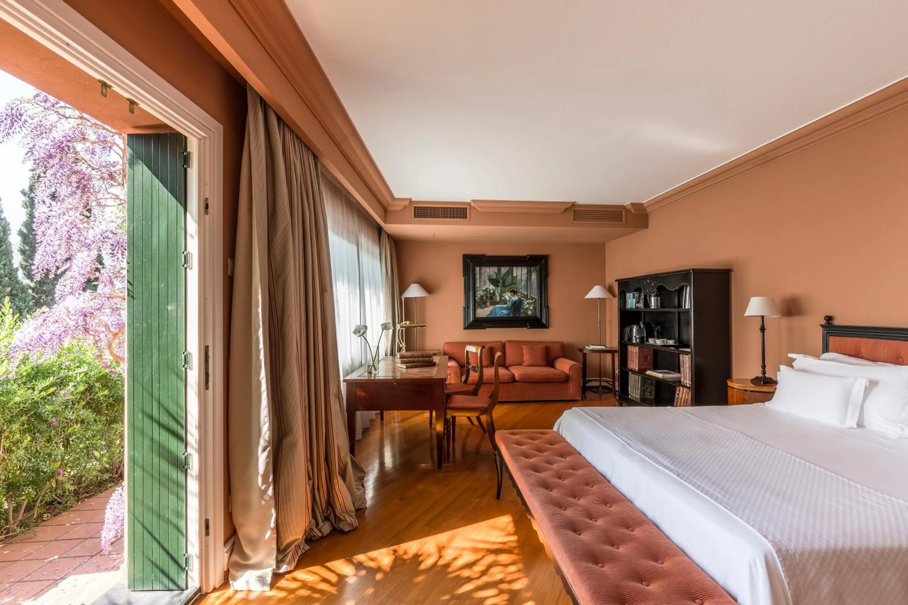 Garden view, Bed in Villa della Pergola Relais et Chateaux