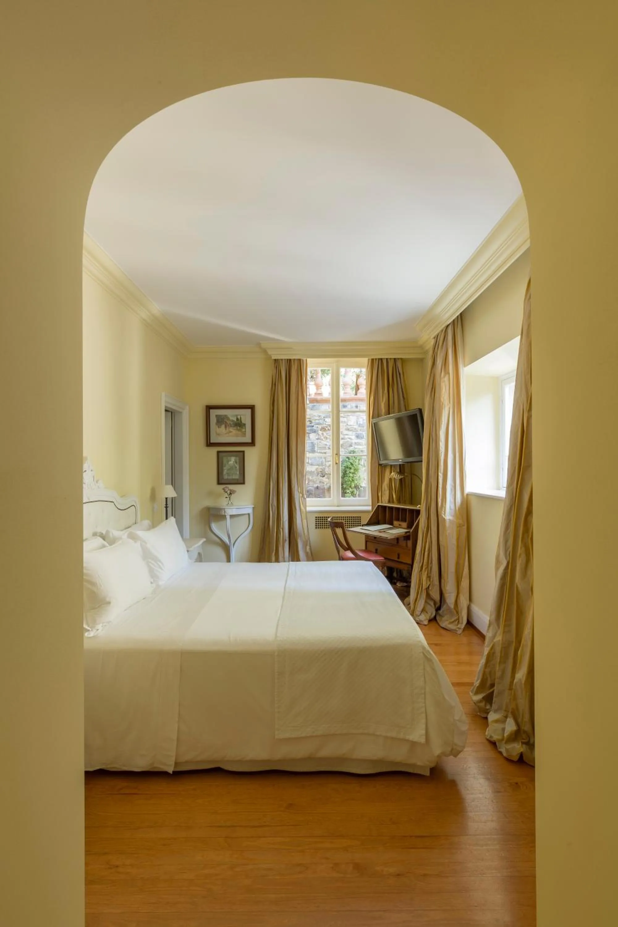 Bed in Villa della Pergola Relais et Chateaux