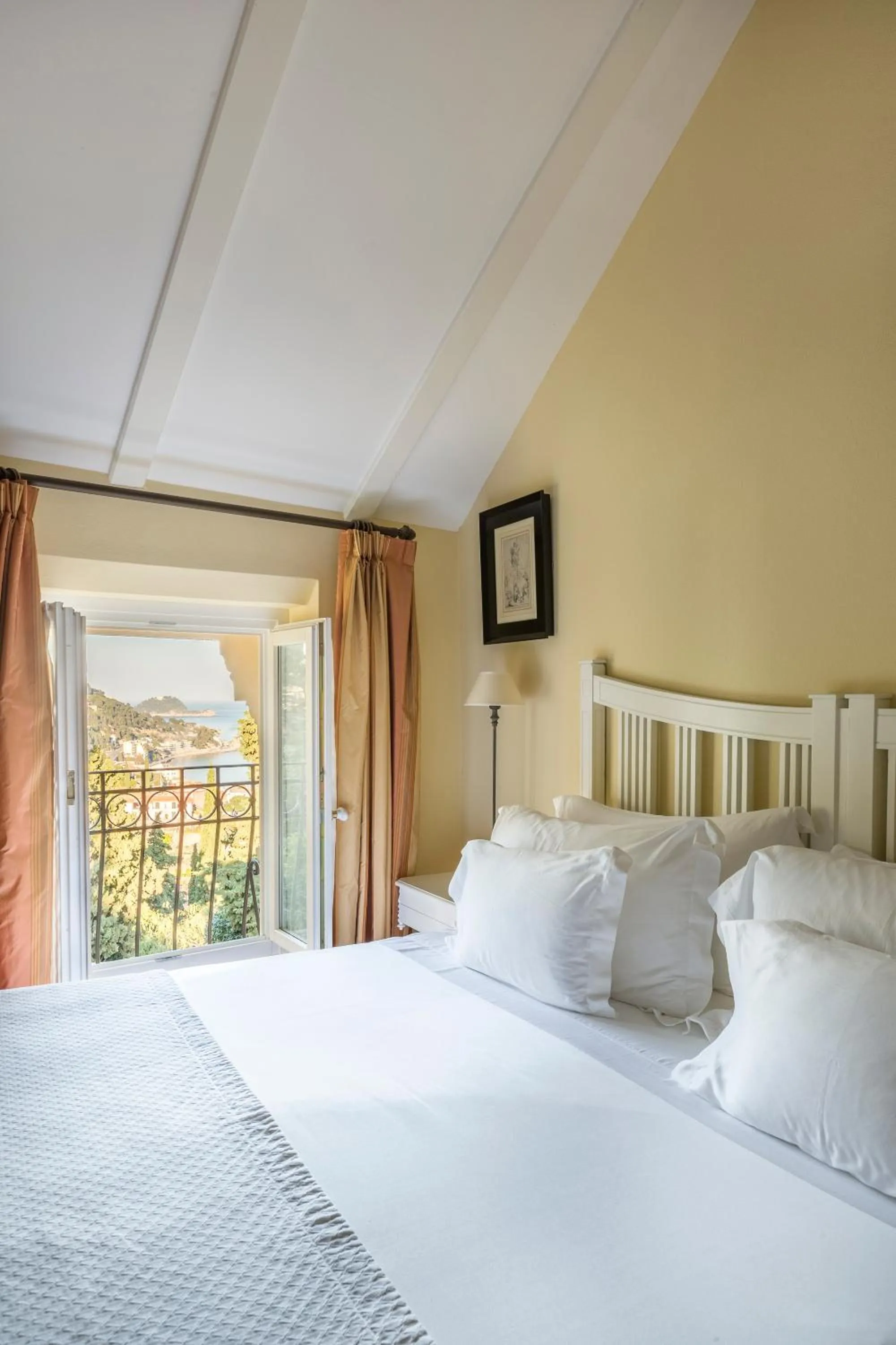 Bedroom, Bed in Villa della Pergola Relais et Chateaux