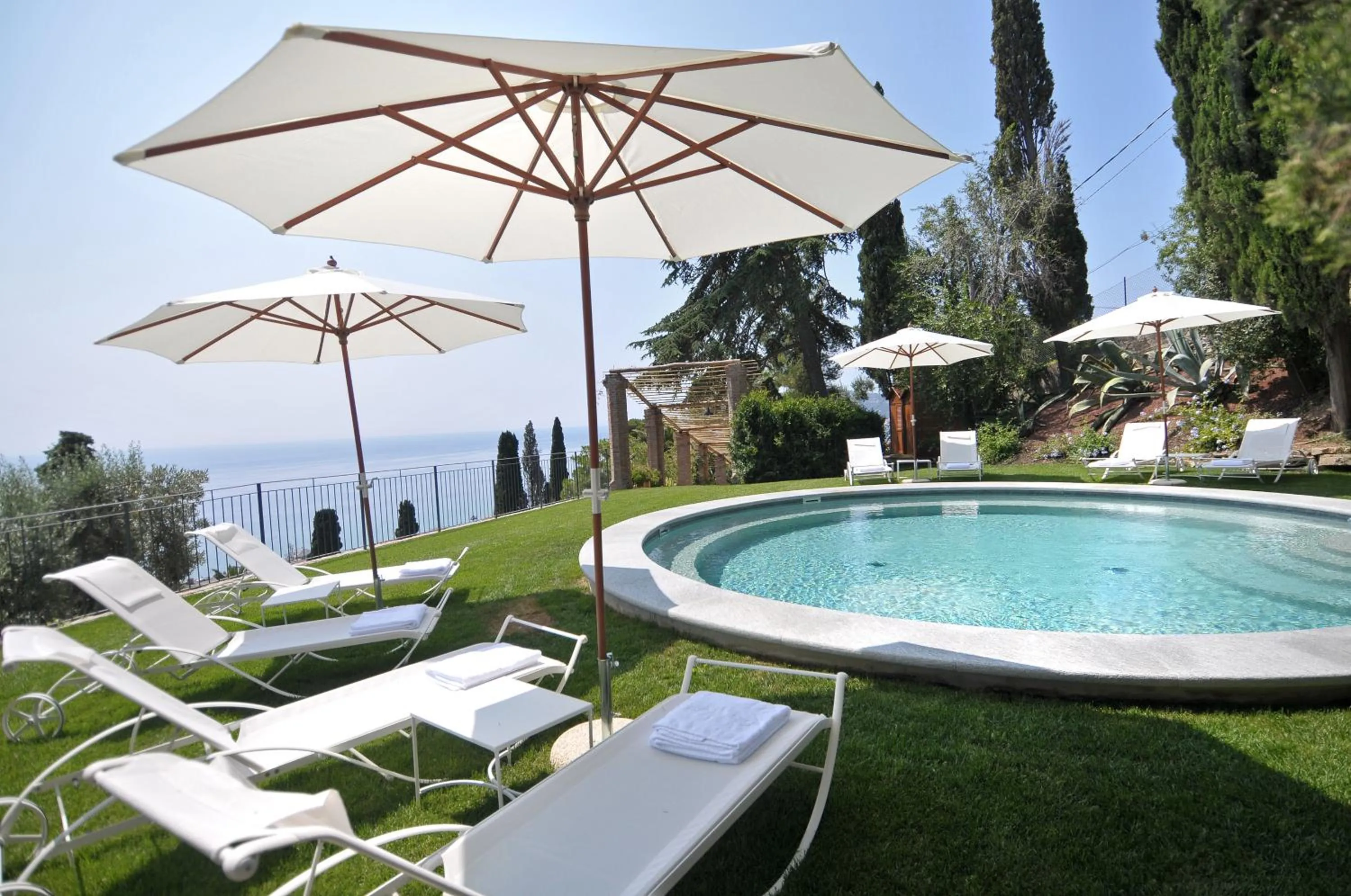 Swimming pool in Villa della Pergola Relais et Chateaux