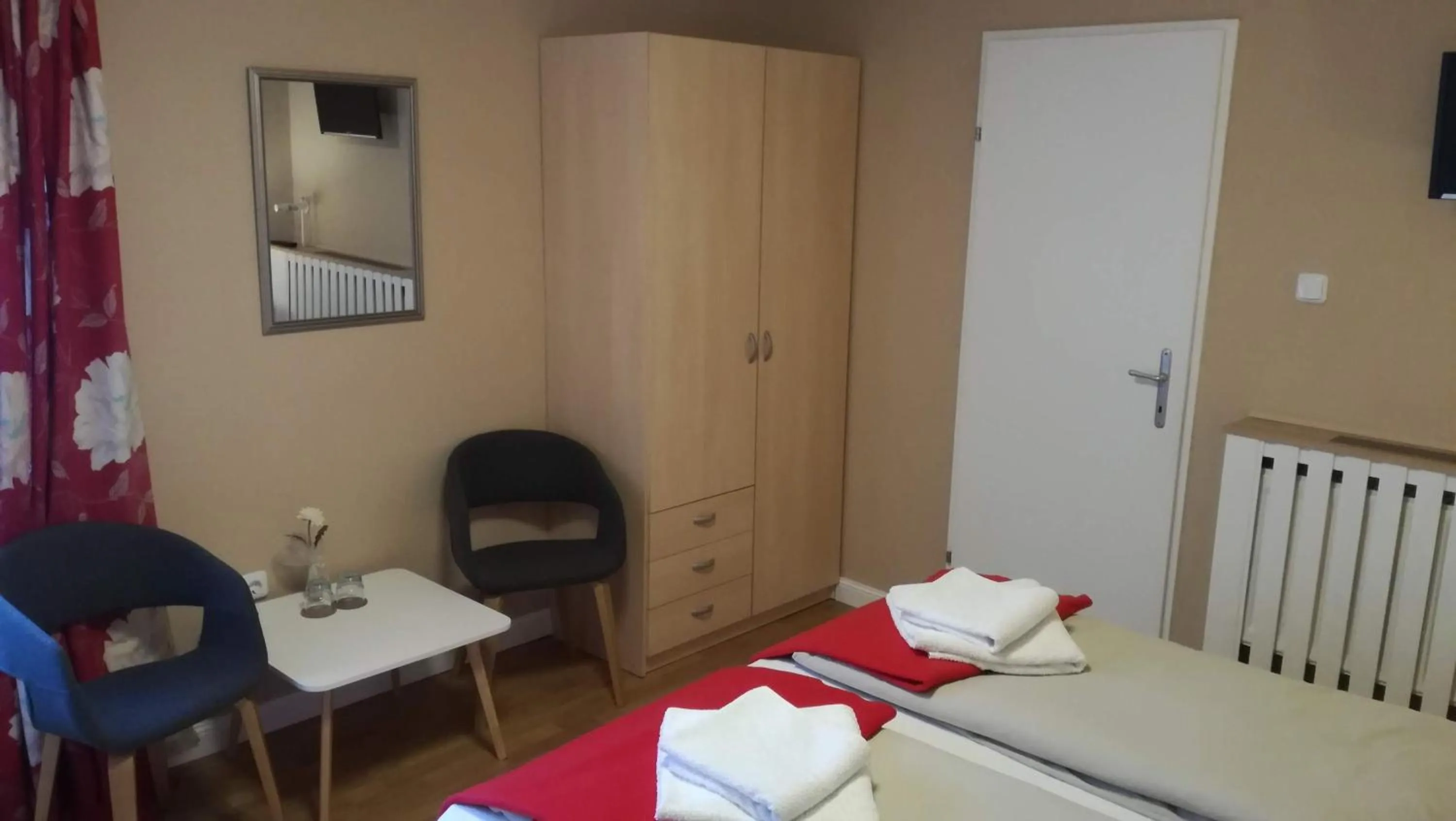 Seating area, Bed in Pension Julia
