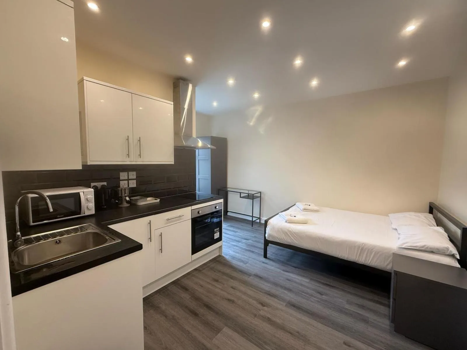 Kitchen or kitchenette, Bed in Saba Hotel London