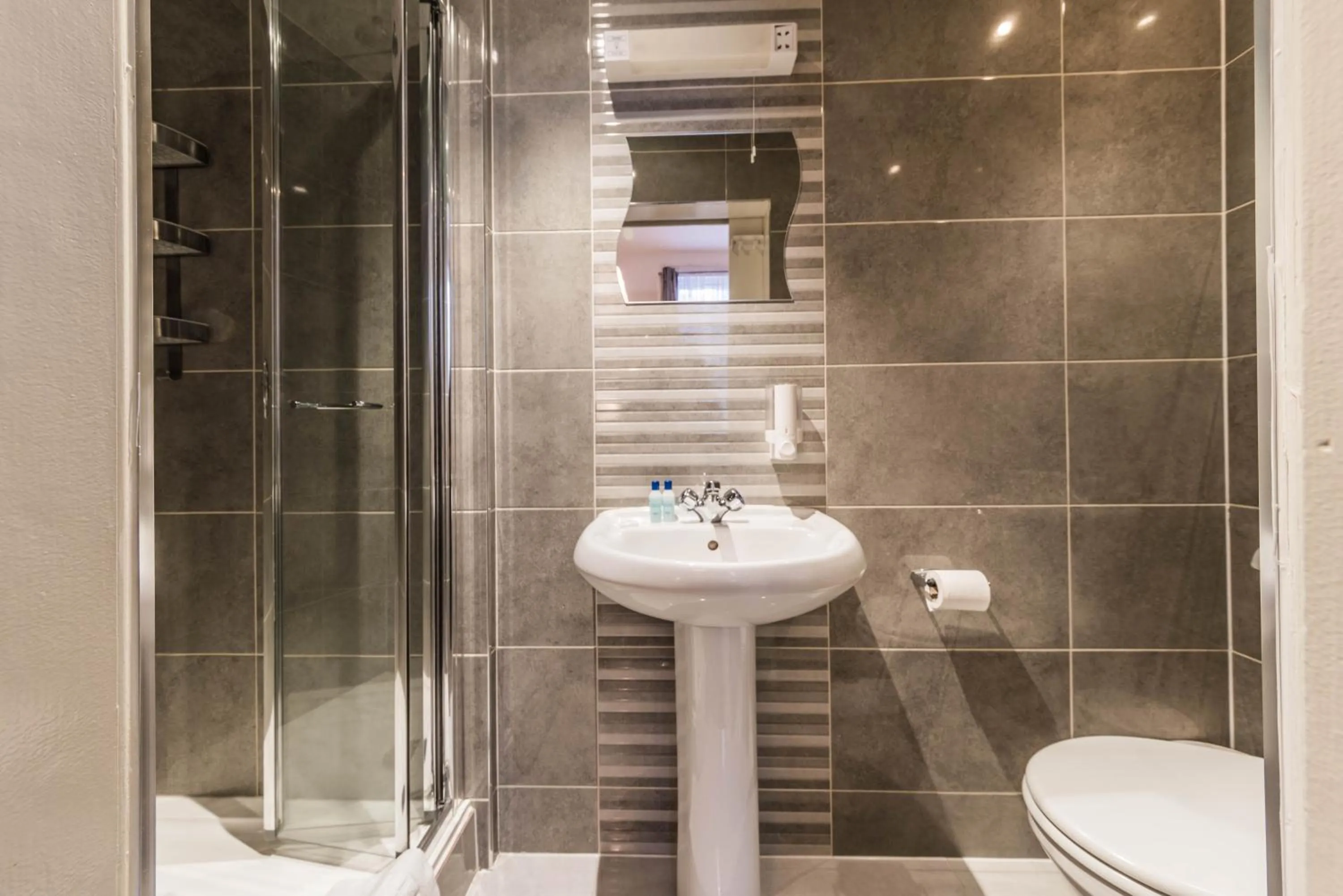 Shower in Saba Hotel London