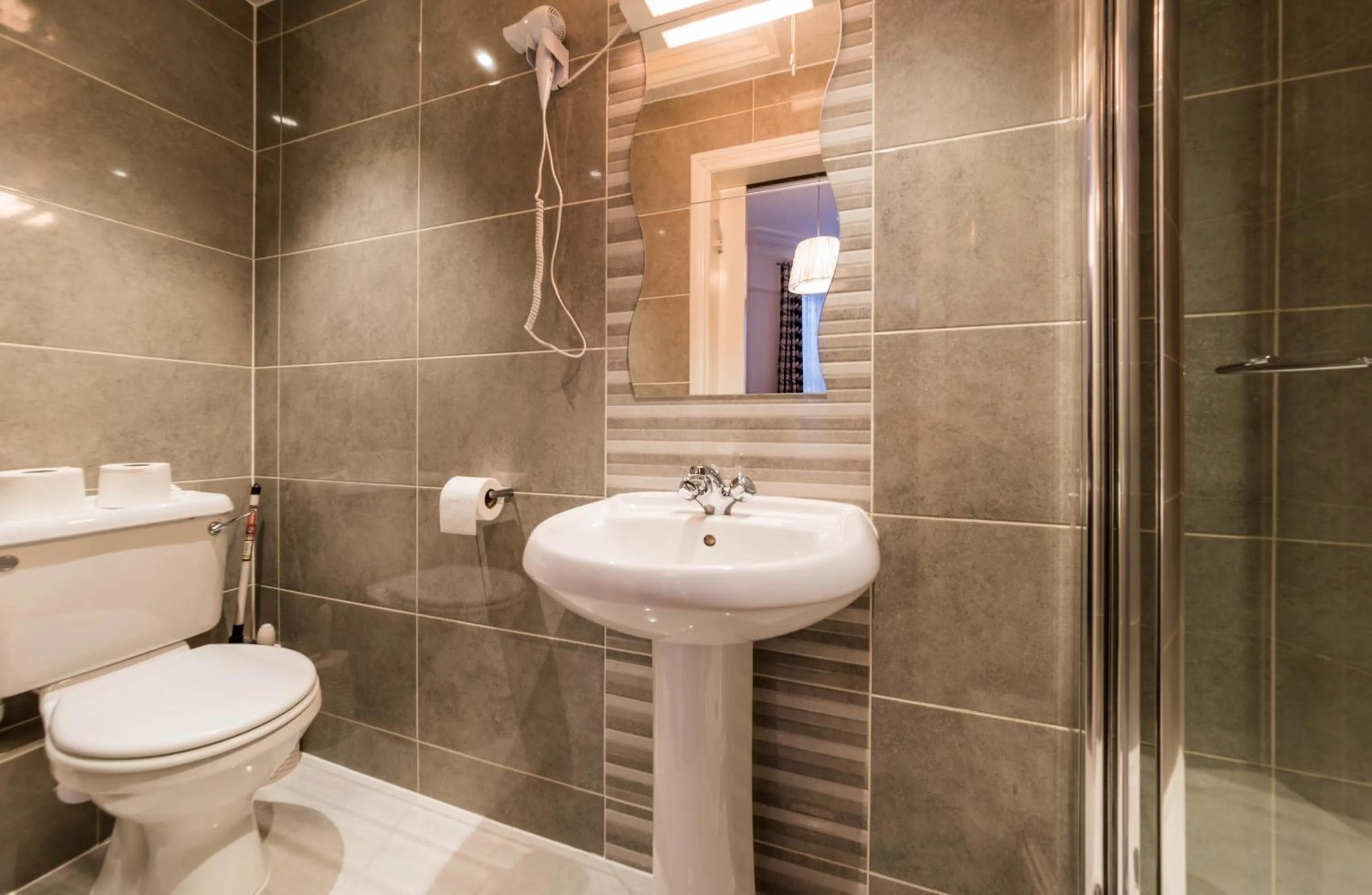 Shower in Saba Hotel London