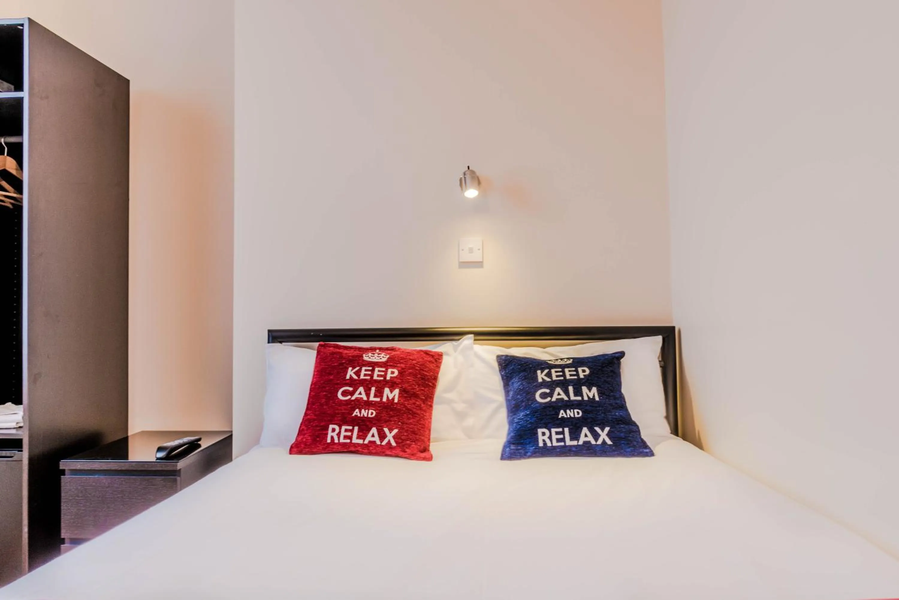 Bed in Saba Hotel London