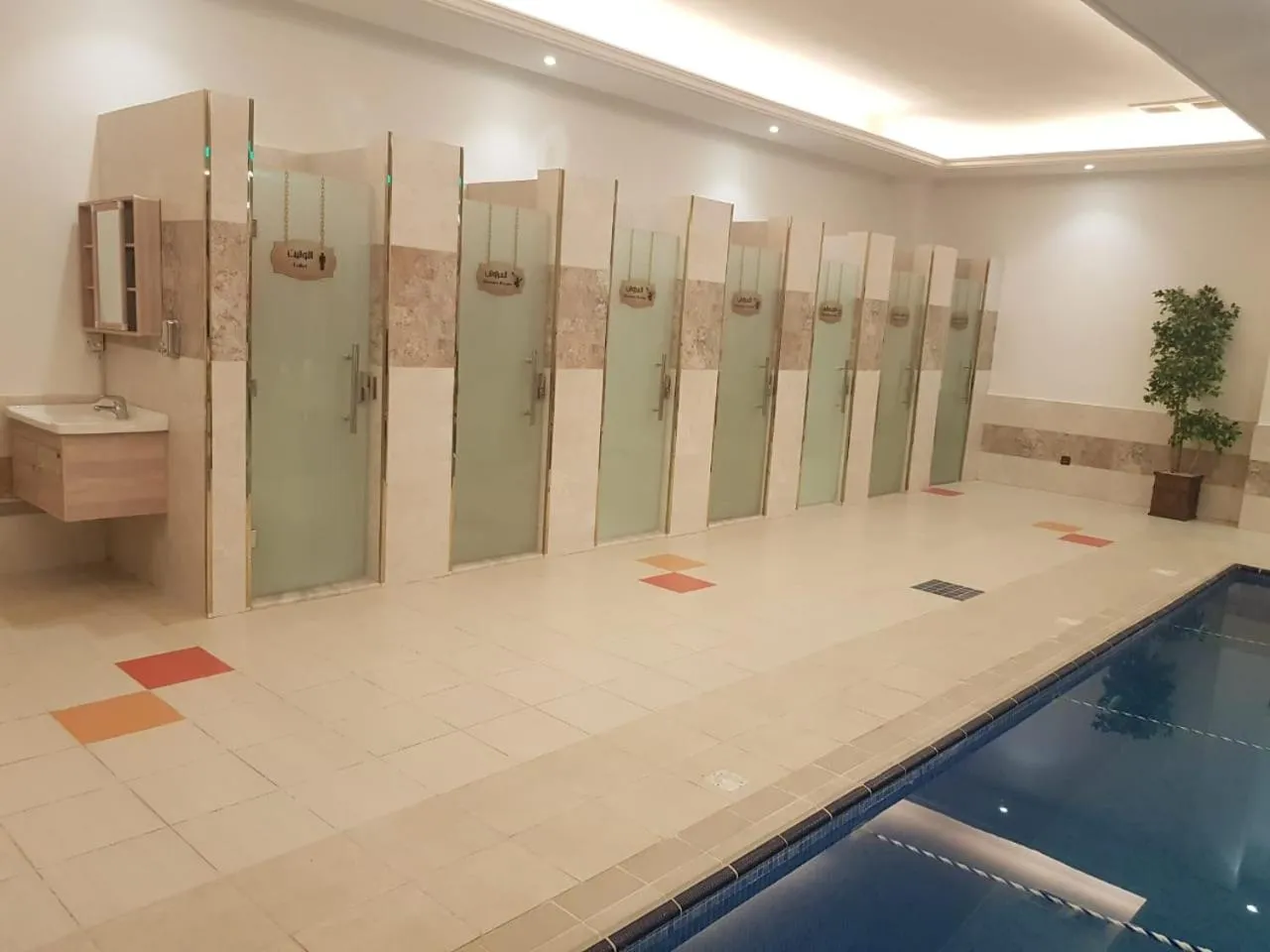 Swimming pool in Qaser Al Hamra by Warwick