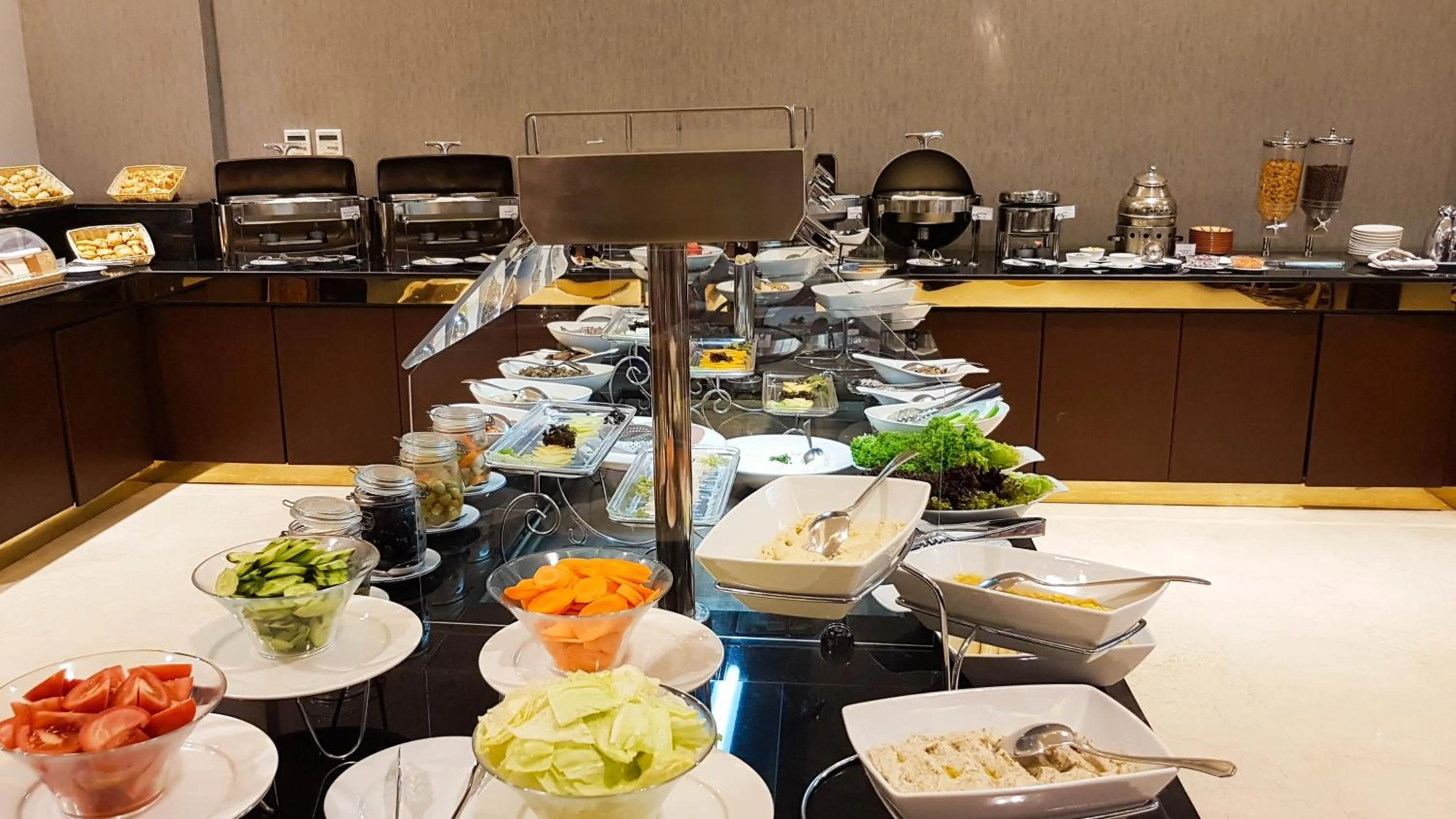 Breakfast in Qaser Al Hamra by Warwick