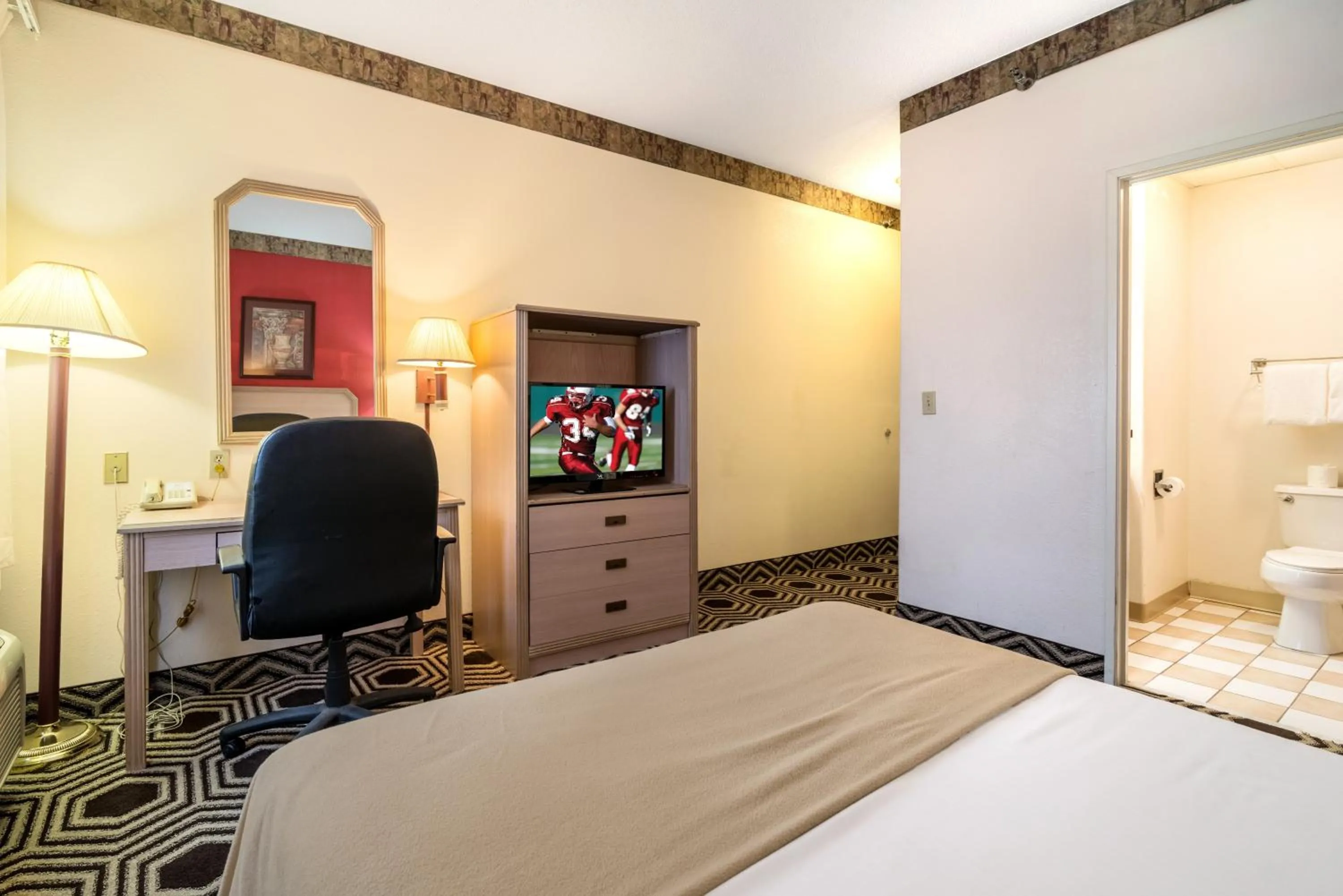 Photo of the whole room, Bed in Days Inn by Wyndham Kentland