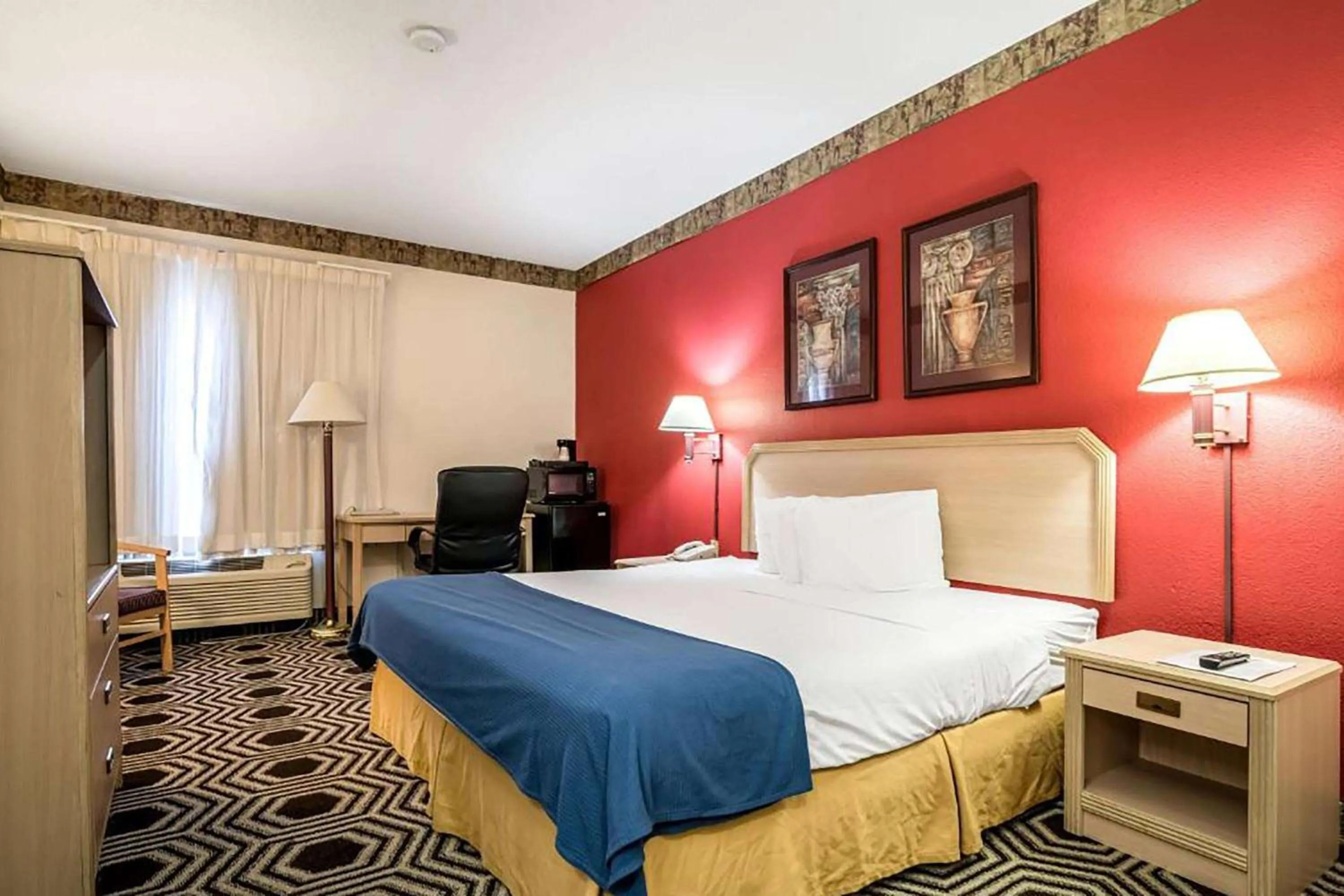 Photo of the whole room, Bed in Days Inn by Wyndham Kentland