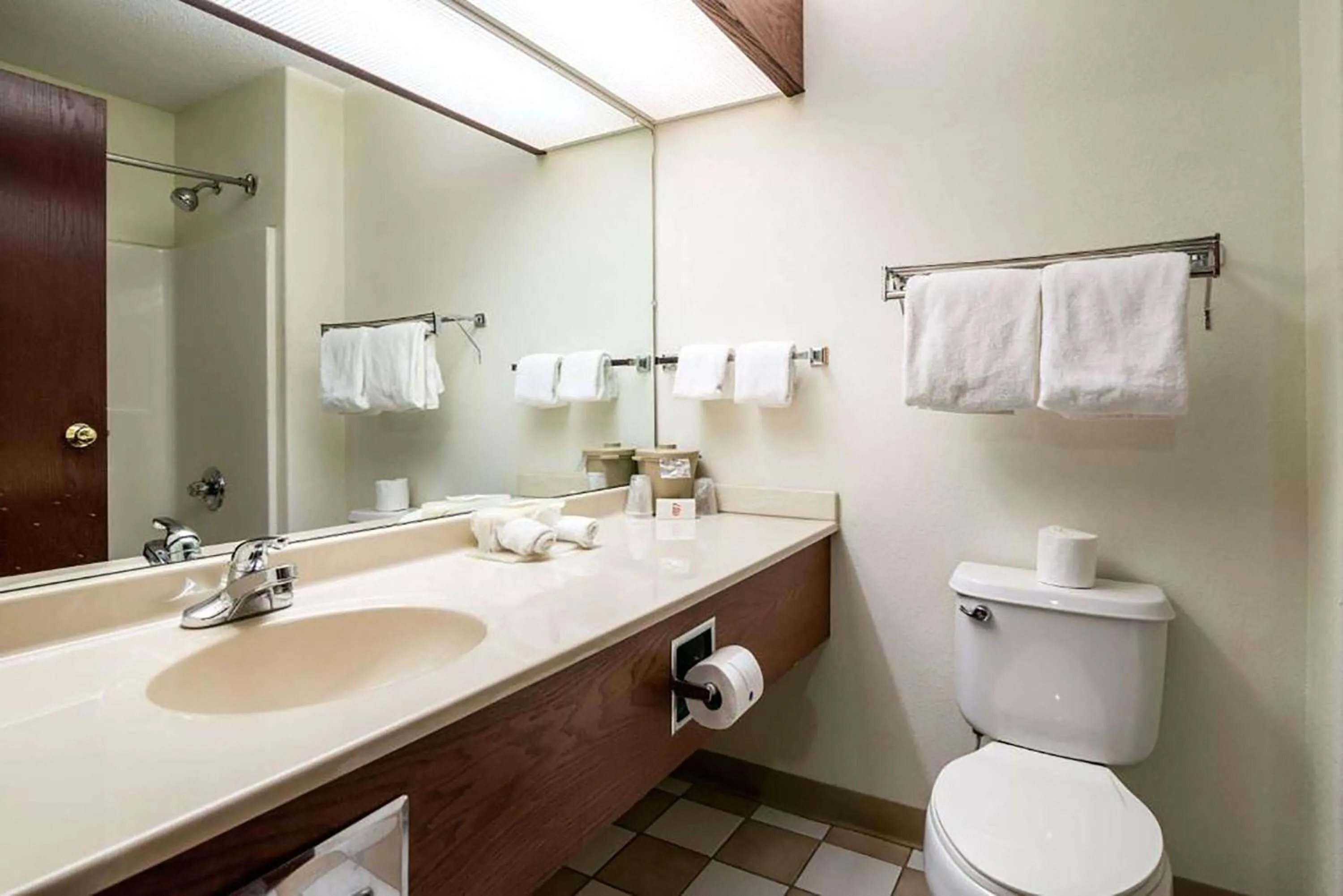 TV and multimedia in Days Inn by Wyndham Kentland