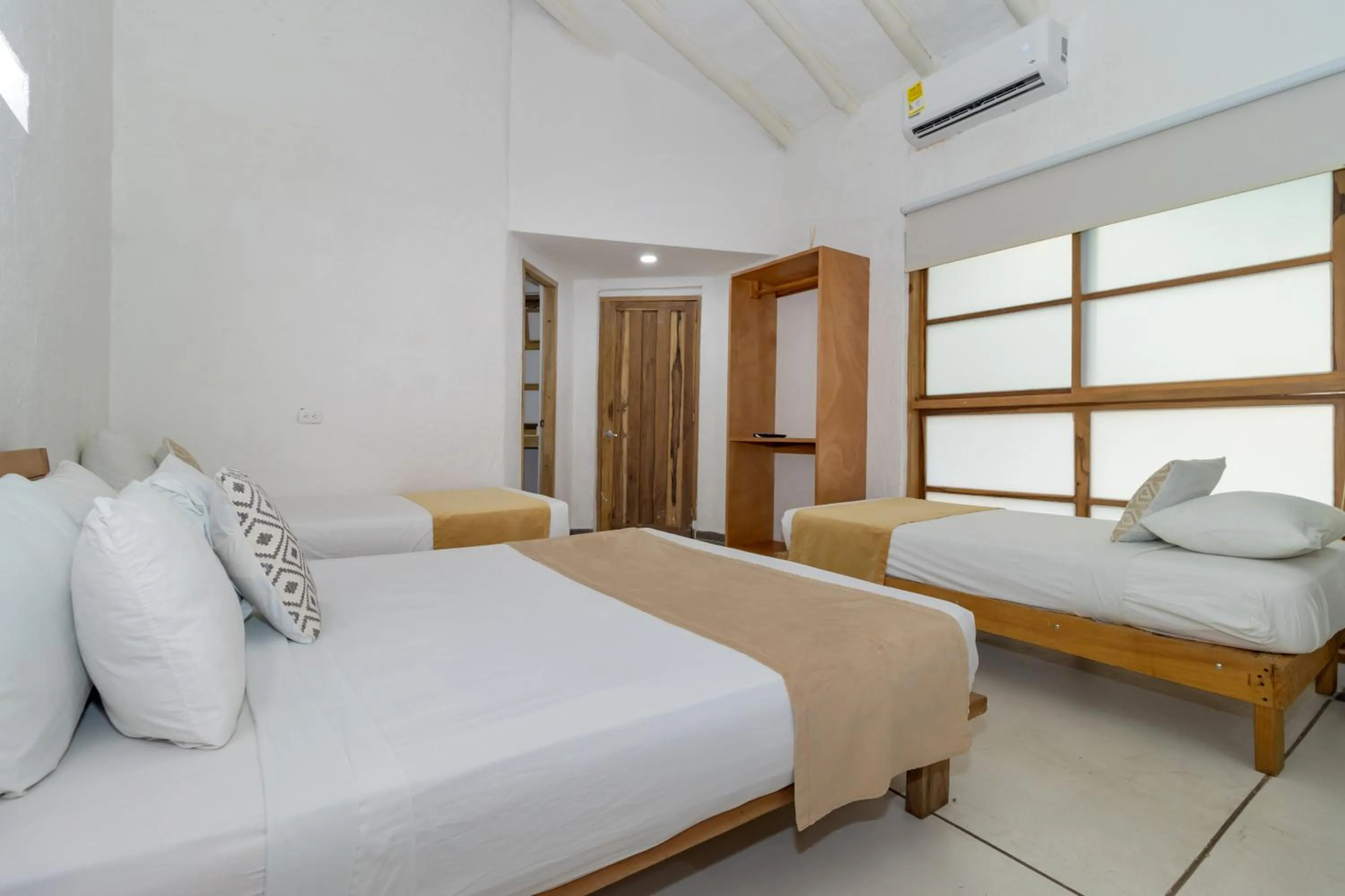 Bed in Hotel Sansiraka Suites By GEH Suites