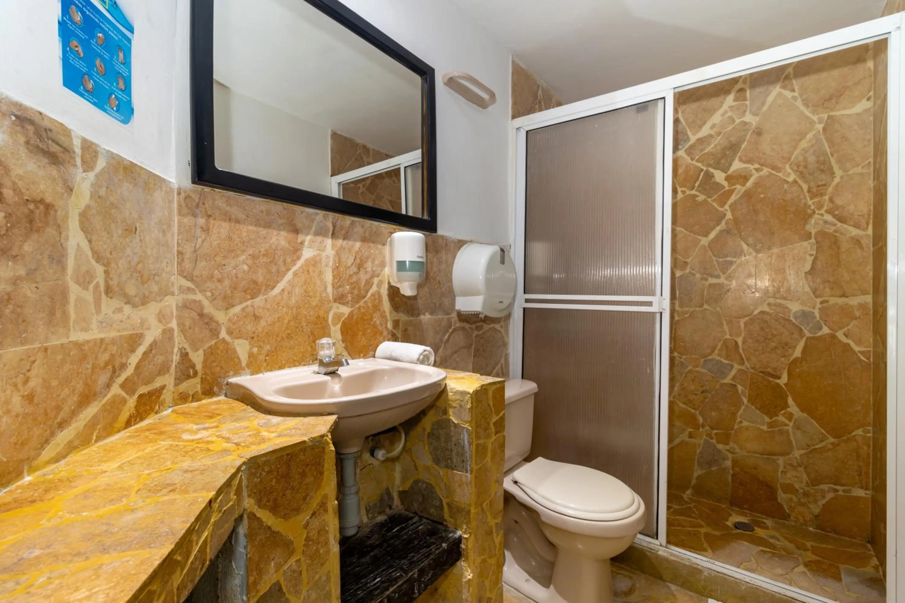 Bathroom in Hotel Sansiraka Suites By GEH Suites