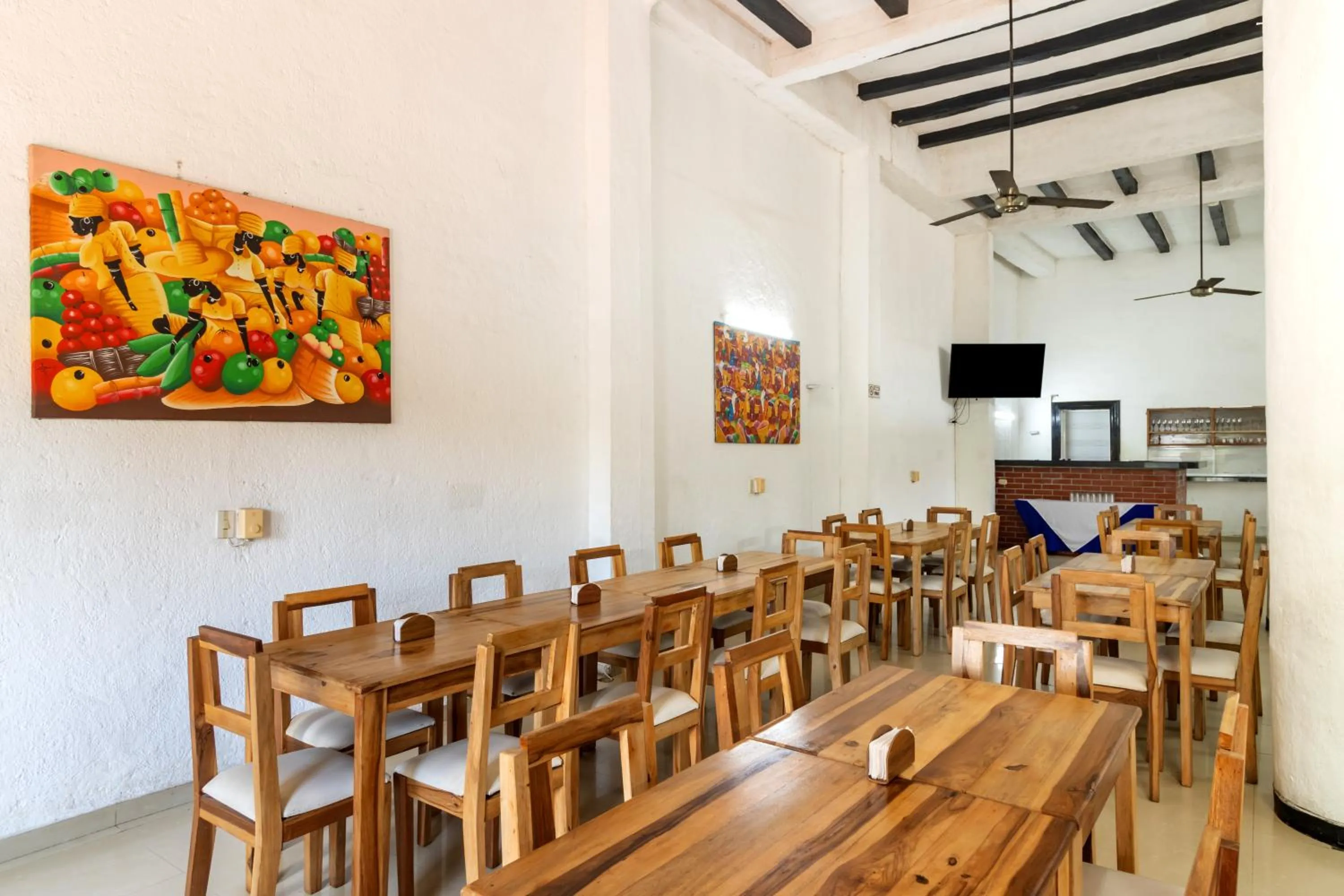 Restaurant/places to eat in Hotel Sansiraka Suites By GEH Suites