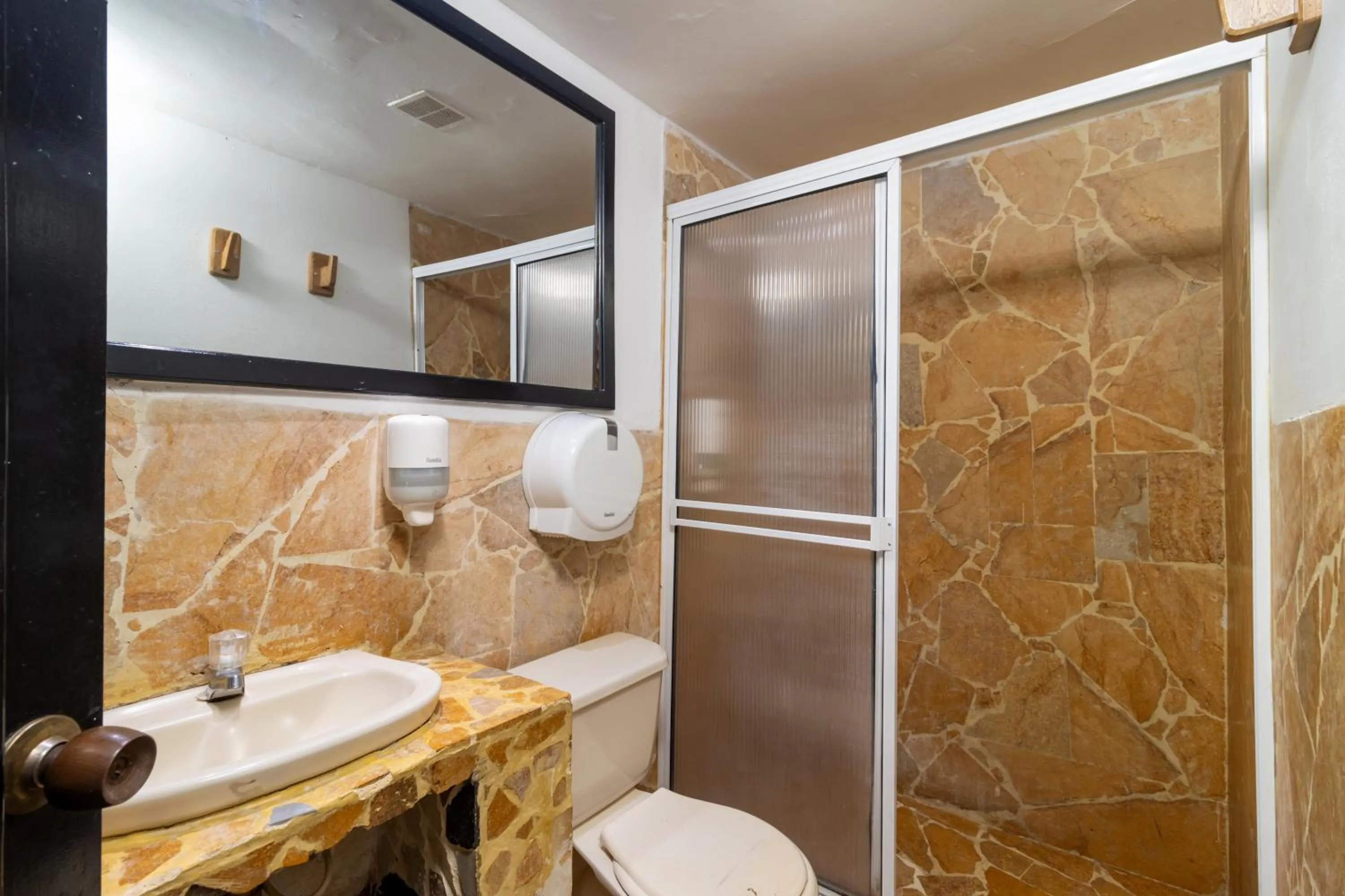 Bathroom in Hotel Sansiraka Suites By GEH Suites