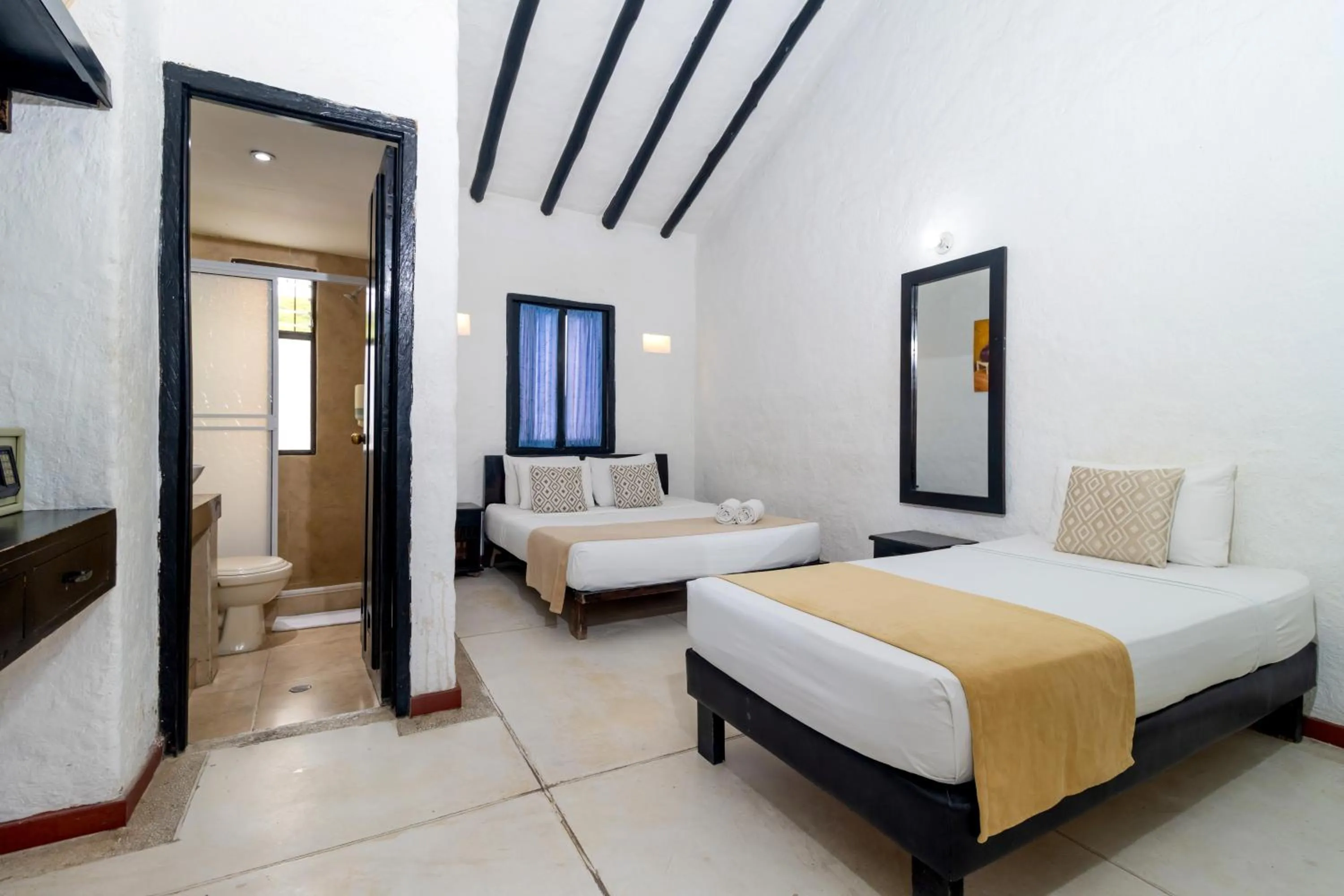 Bed in Hotel Sansiraka Suites By GEH Suites