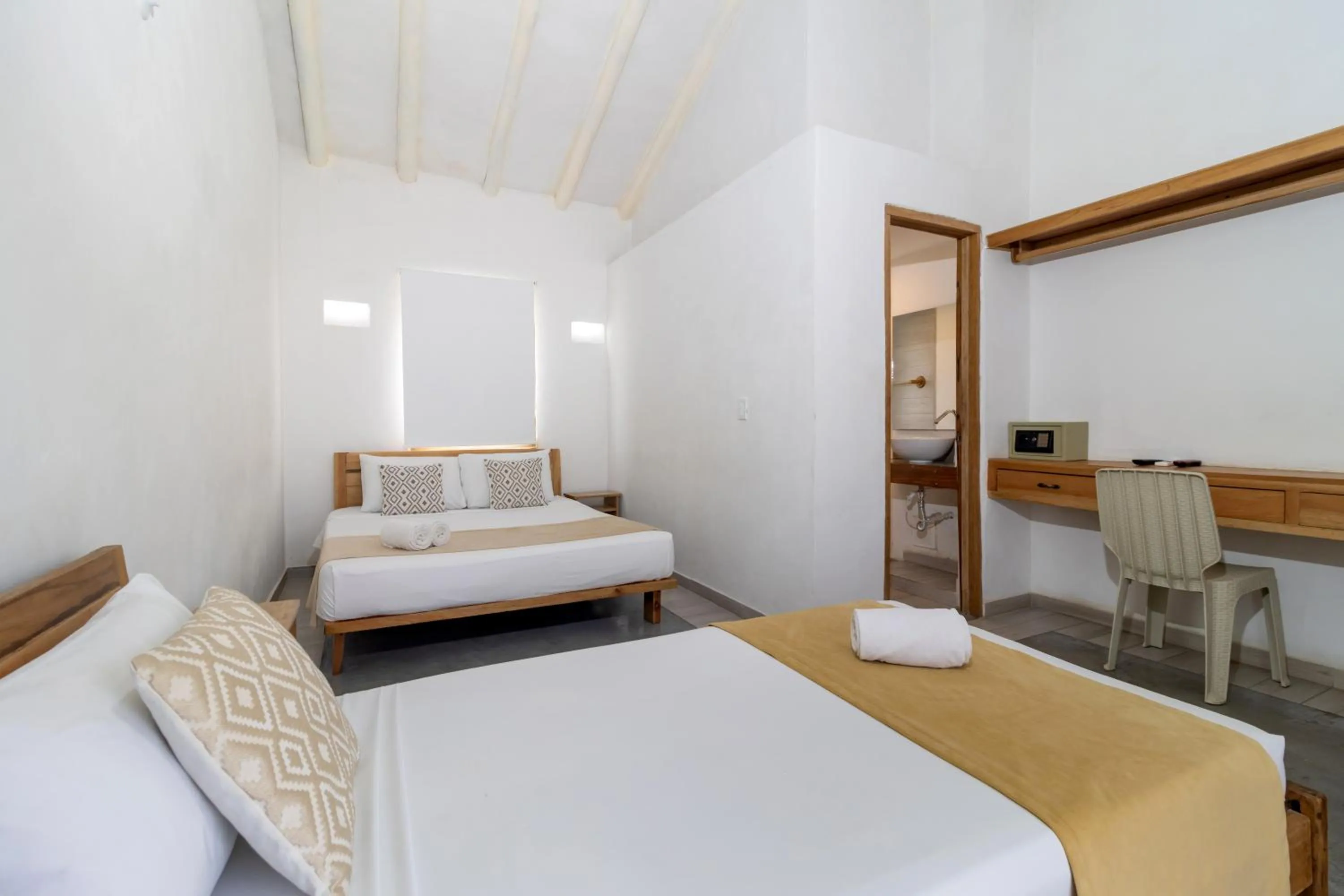 Bed in Hotel Sansiraka Suites By GEH Suites