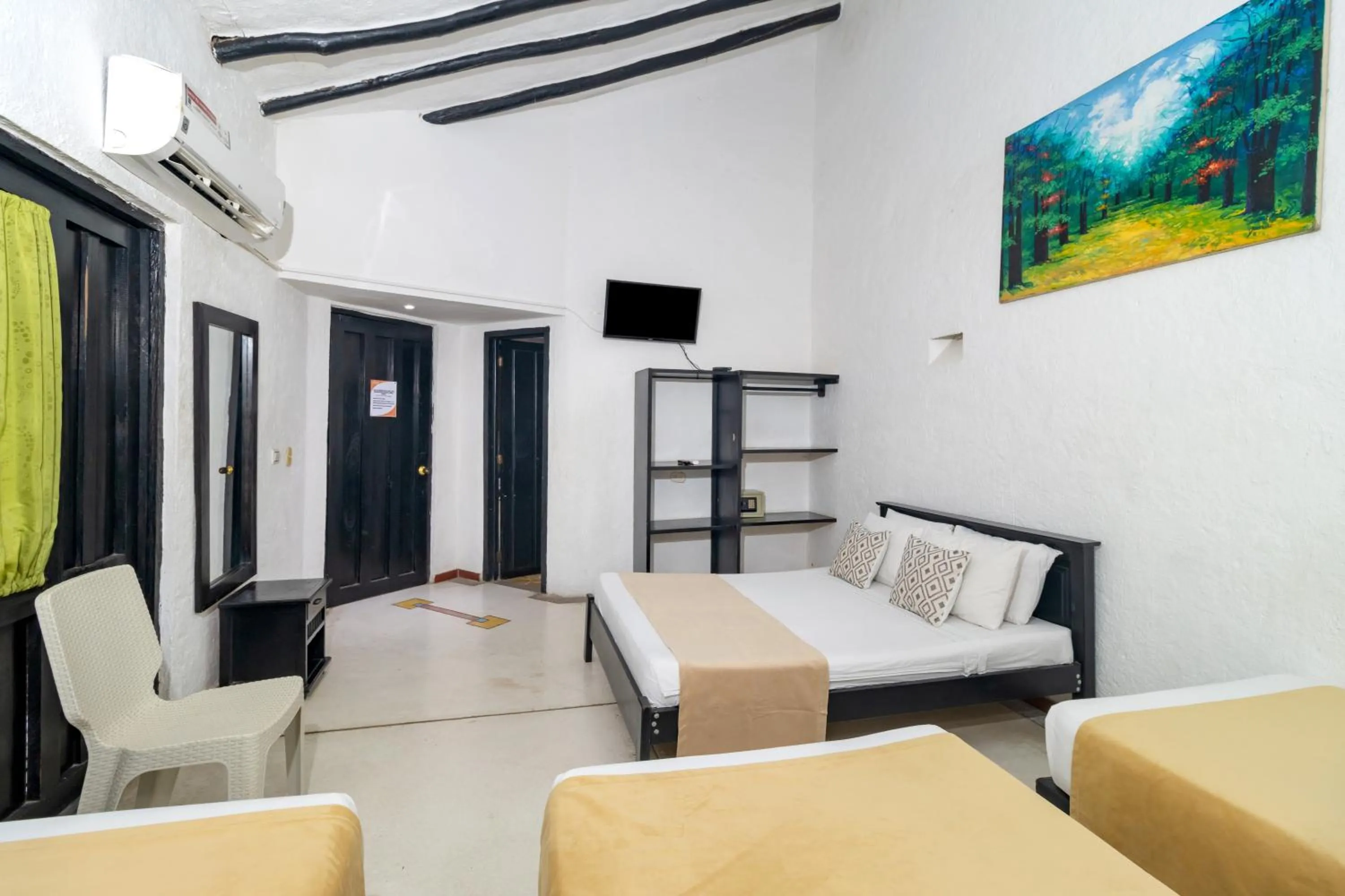 Bed in Hotel Sansiraka Suites By GEH Suites