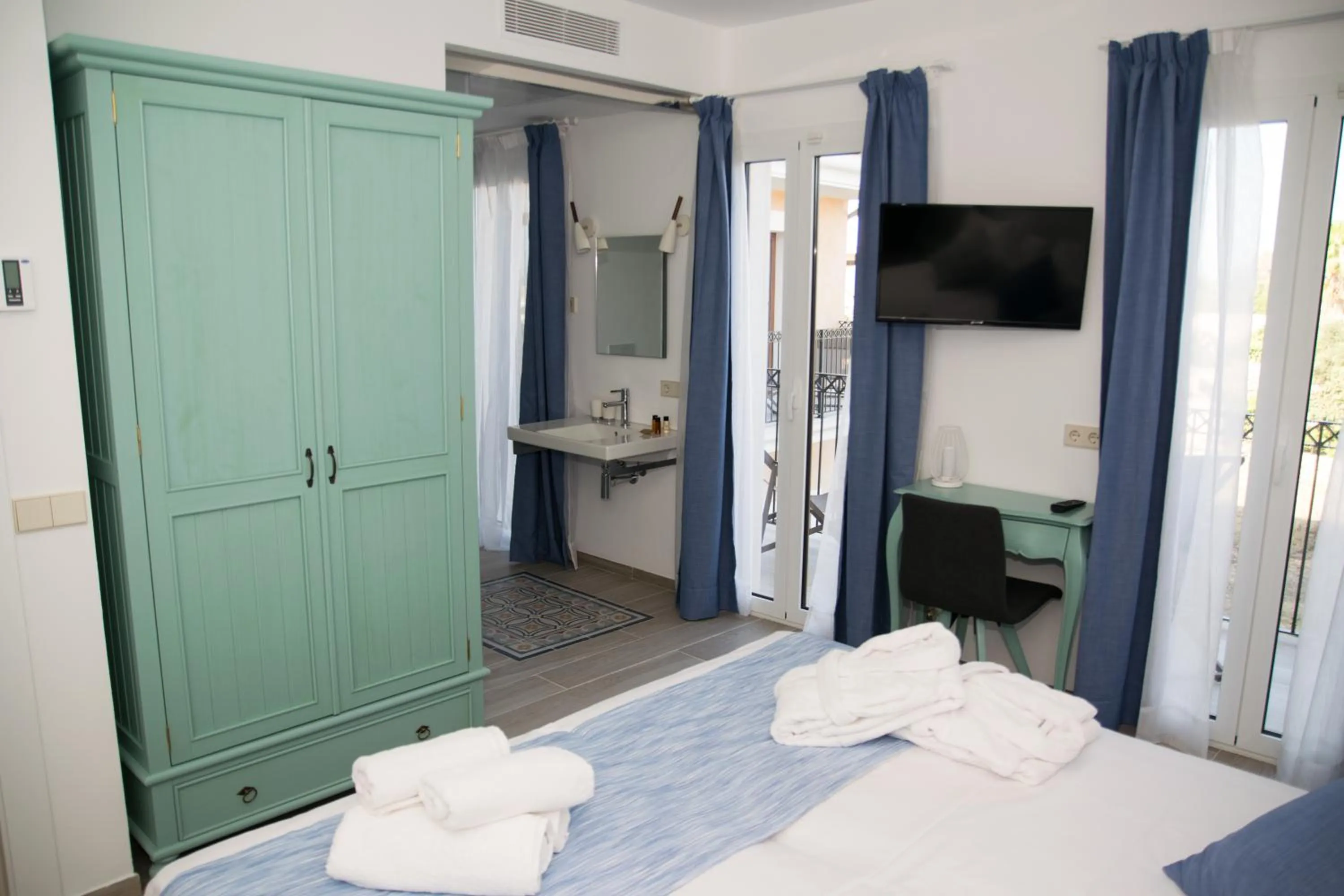 Facility for disabled guests, Bed in Boutique Hotel Petit Sant Miquel