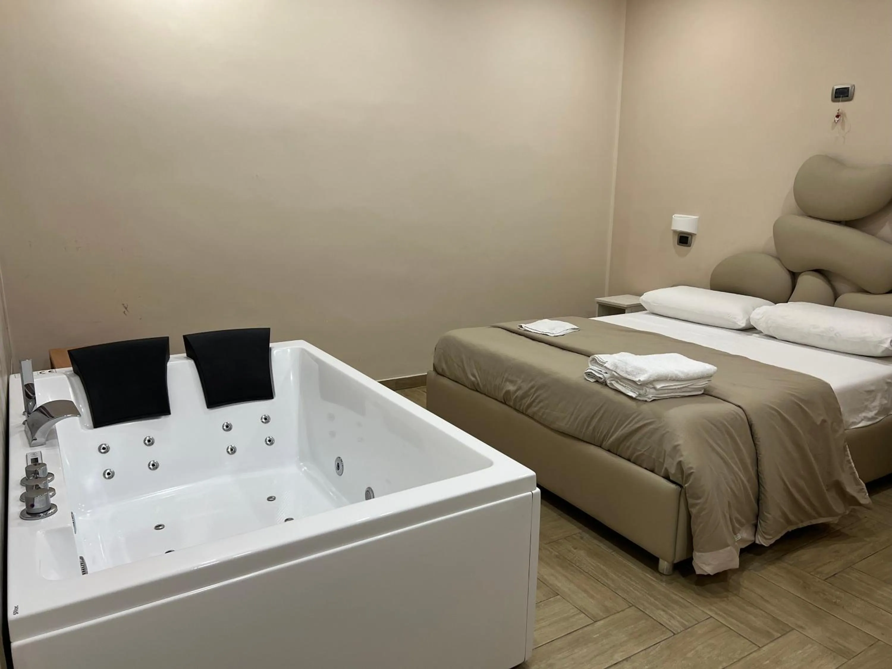 Hot Tub, Bed in B&B Fiumara