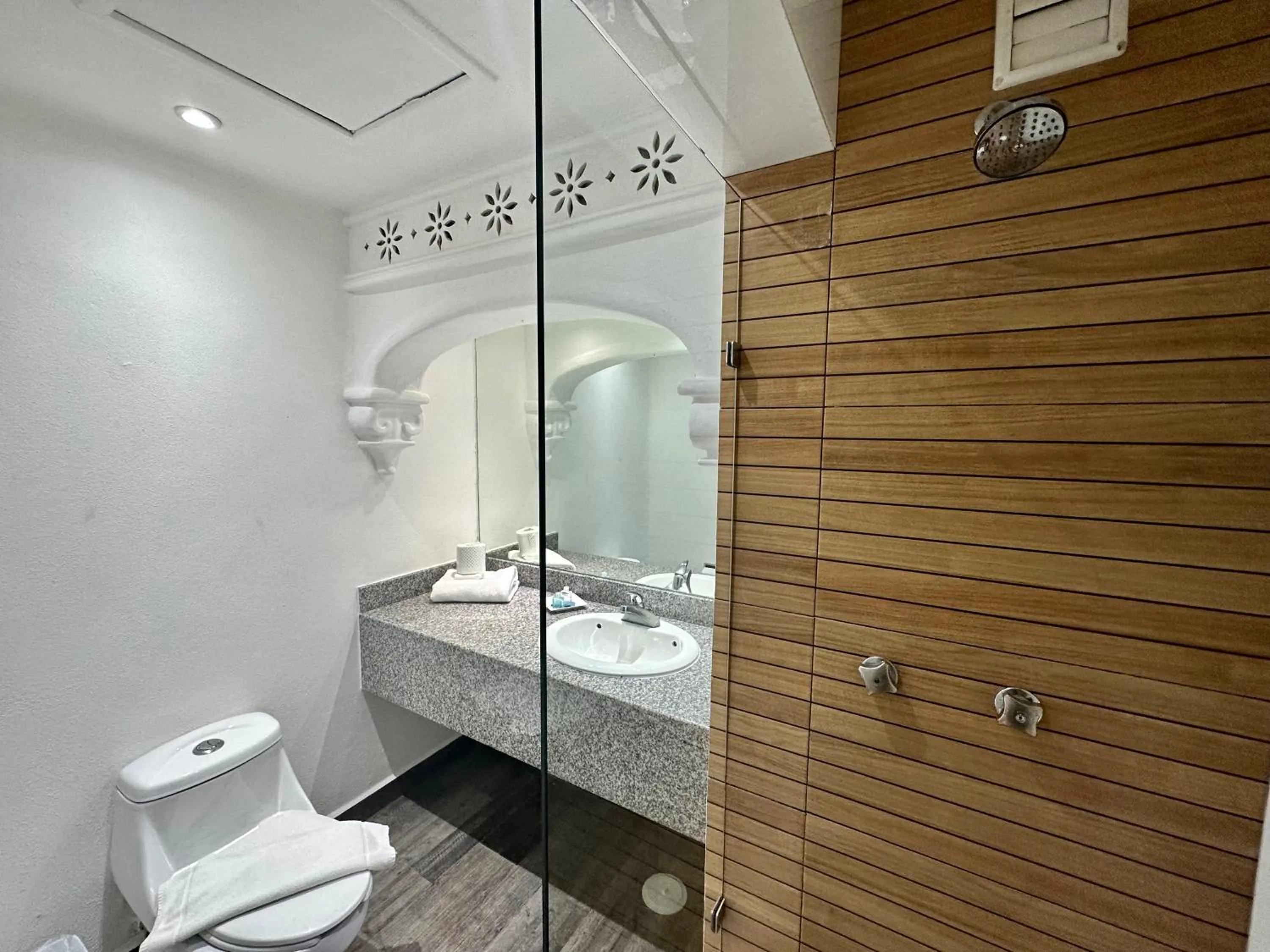 Shower in Cancun Plaza - Best Beach