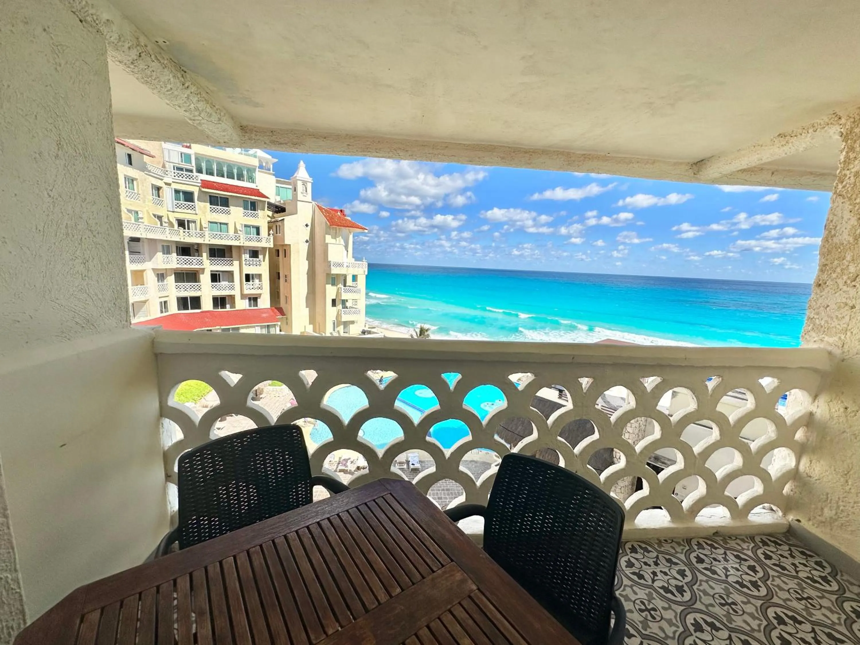 View (from property/room), Bed in Cancun Plaza - Best Beach