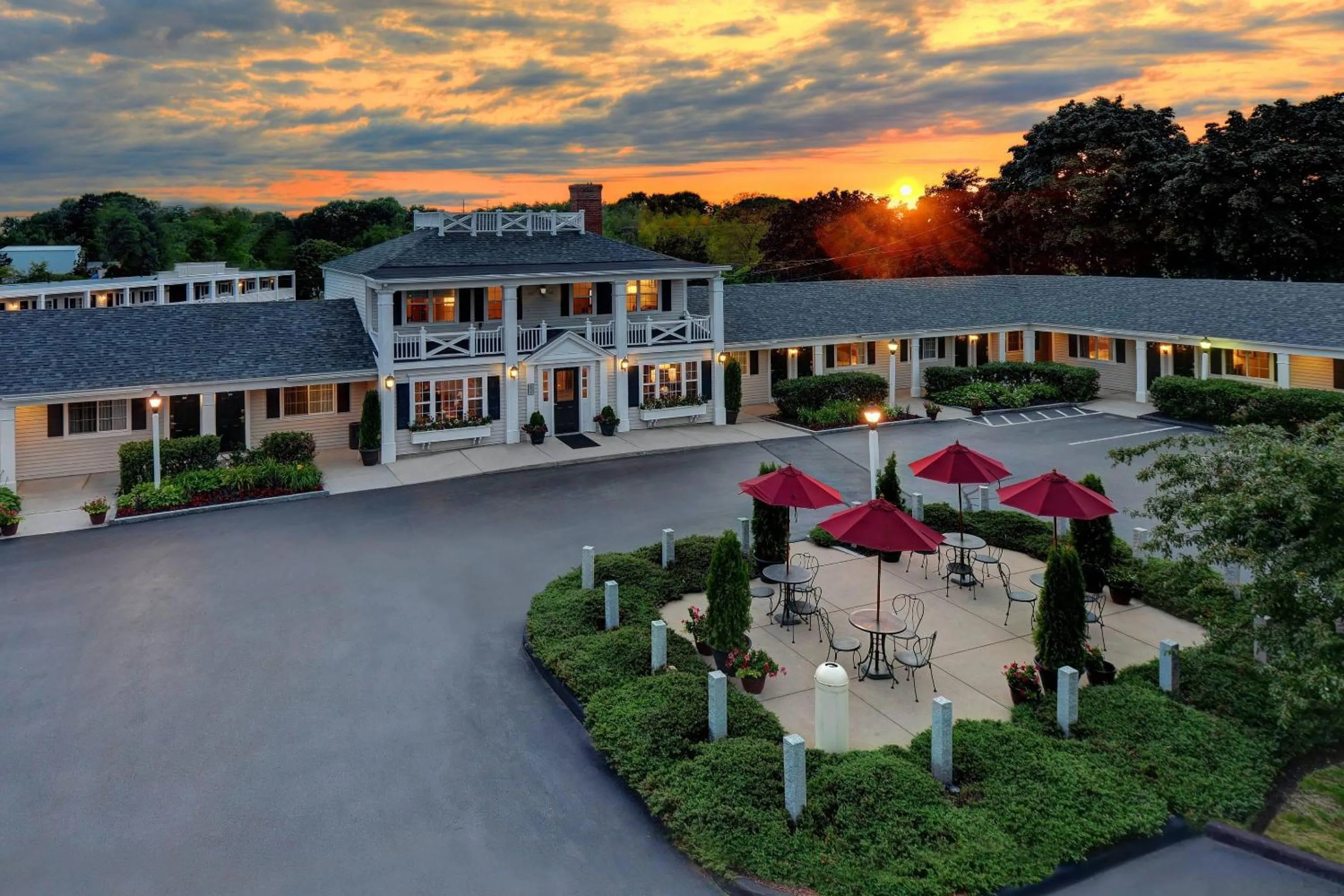 Property building in Port Inn and Suites Portsmouth, an Ascend Collection Hotel